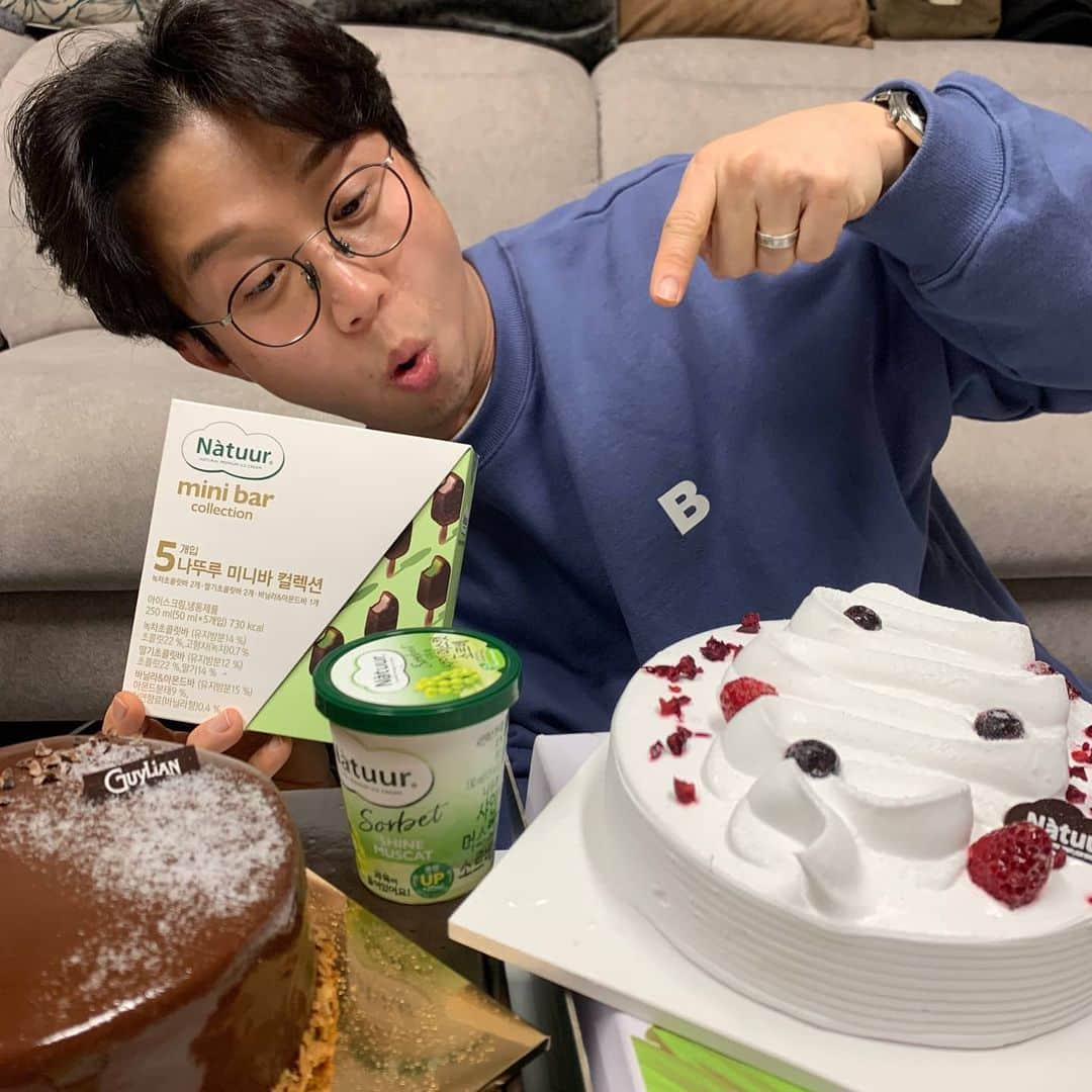 パク・ソングァンのインスタグラム：「##  🎄크리스마스엔 #나뚜루 아이스크림케익🎄  이번 크리스마스는 집에서 가족들과 함께 아이스크림케익을‼️ 나뚜루와 #길리안 아이스크림 케익 #길리안 이쁜 케익🍰  우주 최저가‼️로 판매합니다😀  거기에 연말기념 #쿠폰폭탄은 덤🥳 2만원 이상 2천원 할인 5만원 이상 5천원 할인 10만원 이상 1만 5천원 할인  이보다 더 좋은 혜택일수는 없다‼️ 오늘 밤 9시😀 박성광의 그립 채널 오셔서  아이스크림 케익 우주 최저가로 잡아가세요🥳  📣박성광 채널 오는법📣 1.구글스토어 or 앱스토어에서 <그립>을 검색해 다운 받는다. 2.검색창에 박성광을 검색한다. 3.팔로우하고 지구 최저가로  득템‼️」