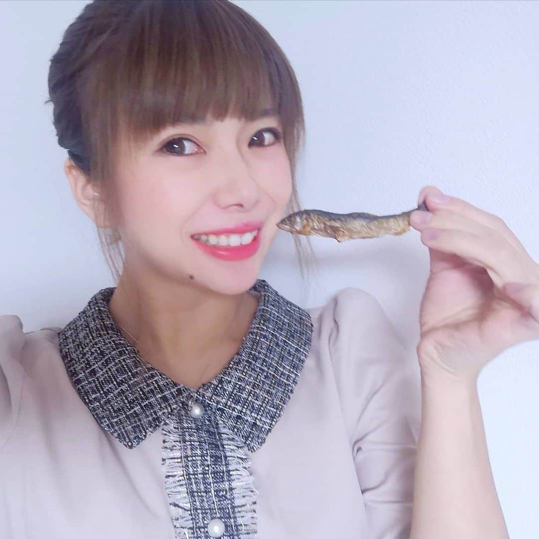 大久保愛のインスタグラム：「今はまってる『おやつや調味料』など、【お取り寄せ食薬】を紹介していこうかなと思います。  第一回目は鮎です。  林屋川魚店の『あゆ兵衛』 あゆを醤油漬けにして干したものですが、サクサクで醤油の旨味と鮎の内蔵のほろ苦さがあわさり最高！ほんとおいしい！ 材料は鮎魚醤と鮎だけで素晴らしい(´- `*) 高校とコラボなんだー、ふーん、と何気なく買った商品でしたが美味しくてリピートして買いまくってます😊 鮎の内蔵にはビタミンB12、鉄も大量に含まれ貧血ぎみの女性のおやつにぴったり。ビタミンA、ビタミンE、カルシウムも豊富で美容、アンチエイジングにもいいです✨  しかも、うなぎ兵衛もで見つけたのでゲット。 しかもノンフライ！美味しかったです。  #あゆ兵衛 #鮎 #うなぎ #栃木 #林屋 #林屋川魚屋 #お取り寄せ食薬 #食薬 #食薬ごはん #薬膳 #薬剤師 #漢方薬剤師 #国際中医師 #大久保愛 #薬膳料理家」