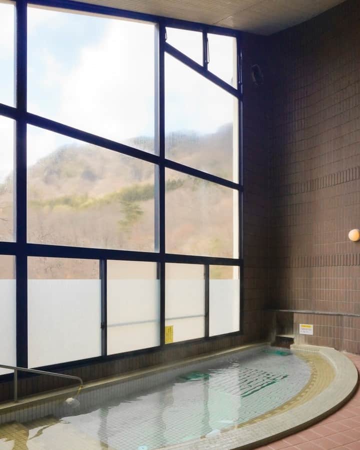 のインスタグラム：「【りょうぜん紅彩館】  名峰・霊山の登山口にある宿泊施設です。各部屋のテラスからは阿武隈の山並みが広がり、大浴場では霊山を間近に見ながら入浴することができます。日帰り入浴も可能です。  #りょうぜん紅彩館 #伊達市 #県北地方 #福島県 #datecity #fukushima #traveljapan #futurefromfukushima #ふくしまからはじめよう #新しい生活様式からはじめよう」
