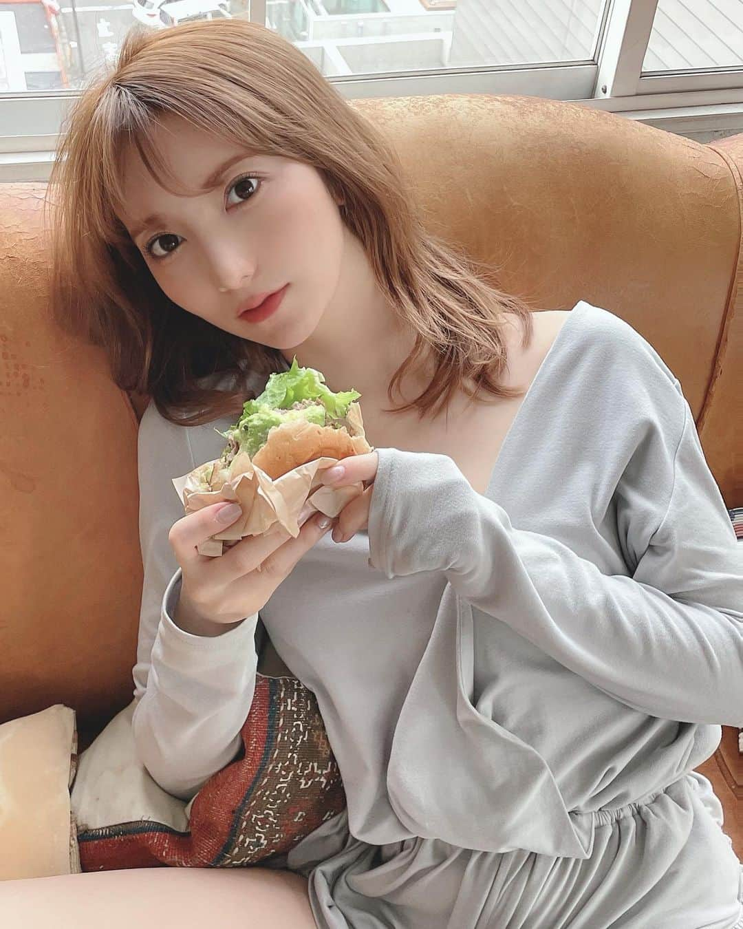 堀みづきさんのインスタグラム写真 - (堀みづきInstagram)「撮影の合間にハンバーガー😋🍔🍟 #もぐもぐみづき」12月14日 17時20分 - mizuki_027