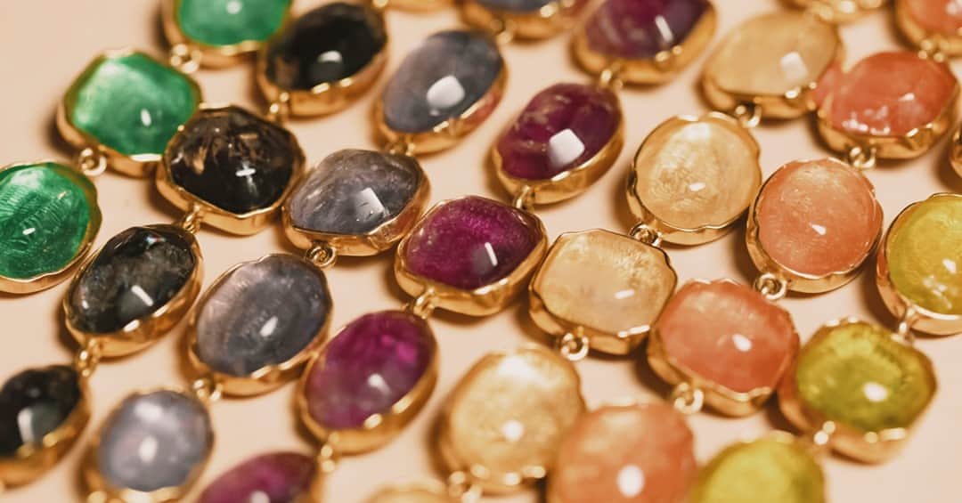 グーセンス パリのインスタグラム：「Shades of Winter CABOCHONS. . . 📷 by @alix.marnat」