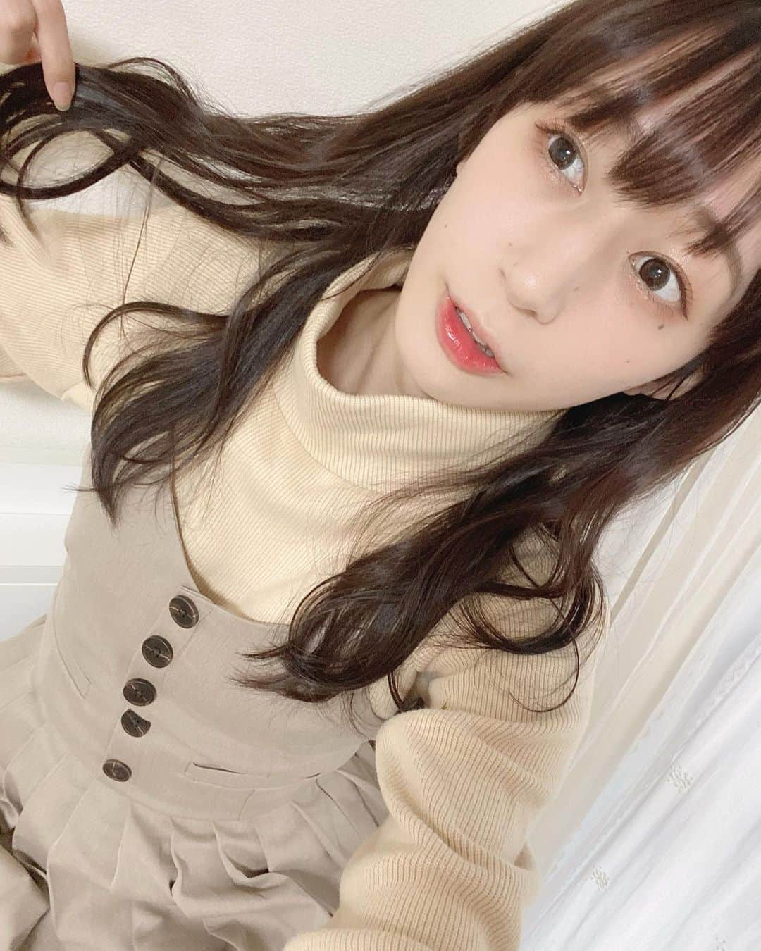 やっこさんのインスタグラム写真 - (やっこInstagram)「💇‍♀️﻿ ﻿ ﻿ ﻿ ﻿ ﻿ 伸びまくっていた髪をさっぱり〜！！！﻿ してきました✂︎﻿ ﻿ でもだいぶ伸びたよね😳﻿ 冬なので長めでいこうかなって〜〜﻿ ﻿ 今まではオリーブ系のブラウンだったけど、﻿ 今回はちょっとピンクみのあるブラウンに﻿ してもらいました♡（おまかせした）﻿ ﻿ どうかな〜？？？🥺﻿ ﻿ ﻿ ﻿ ﻿ ﻿ ﻿ ﻿ #newhair #ヘアカラー #ブラウンカラー #ピンクブラウン #ワンピース #17kg #ニット #トップス #beep」12月14日 17時15分 - yakko928