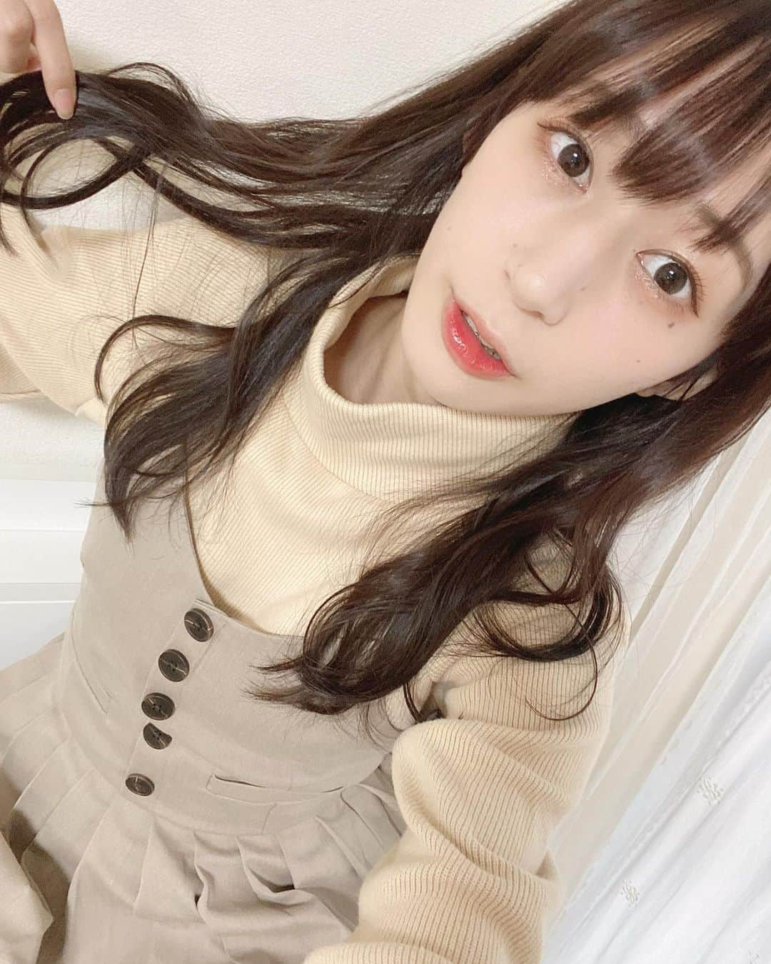 やっこさんのインスタグラム写真 - (やっこInstagram)「💇‍♀️﻿ ﻿ ﻿ ﻿ ﻿ ﻿ 伸びまくっていた髪をさっぱり〜！！！﻿ してきました✂︎﻿ ﻿ でもだいぶ伸びたよね😳﻿ 冬なので長めでいこうかなって〜〜﻿ ﻿ 今まではオリーブ系のブラウンだったけど、﻿ 今回はちょっとピンクみのあるブラウンに﻿ してもらいました♡（おまかせした）﻿ ﻿ どうかな〜？？？🥺﻿ ﻿ ﻿ ﻿ ﻿ ﻿ ﻿ ﻿ #newhair #ヘアカラー #ブラウンカラー #ピンクブラウン #ワンピース #17kg #ニット #トップス #beep」12月14日 17時15分 - yakko928