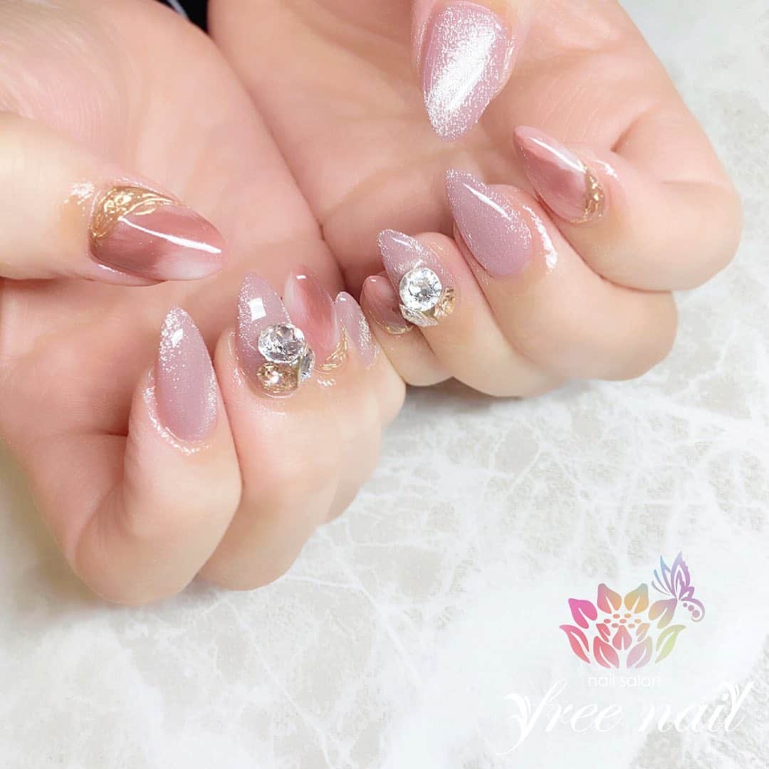 free nail フリーネイルのインスタグラム：「. お客様ネイル💅🏻❄️ . Ladyギャラクシー💗🌌 . アンニュイでレディに💄💗 . ▶︎▶︎▶︎スワイプして動画も見てね☝︎🎬✨ . ご来店ありがとうございました🙇🏻‍♀️🙇🏻‍♀️🙇🏻‍♀️💗 . #ネイルアート #ジェルネイル #ネイルサロン #大阪ネイルサロン #ネイルデザイン #ネイルチェンジ #マグネットネイル #スターギャラクシーネイル #ビジューネイル #メタリックネイル #ピンクネイル #くすみネイル #デザインネイル #トレンドネイル #シンプルネイル #きれいめネイル #大人ネイル #冬ネイル #winternails #nailsart #nailsdid #美甲 #日式美甲 #日式美甲胶 #日本美甲师 #日本美甲老师 #美甲上课 #日本胶 #フリーネイル #freenail」