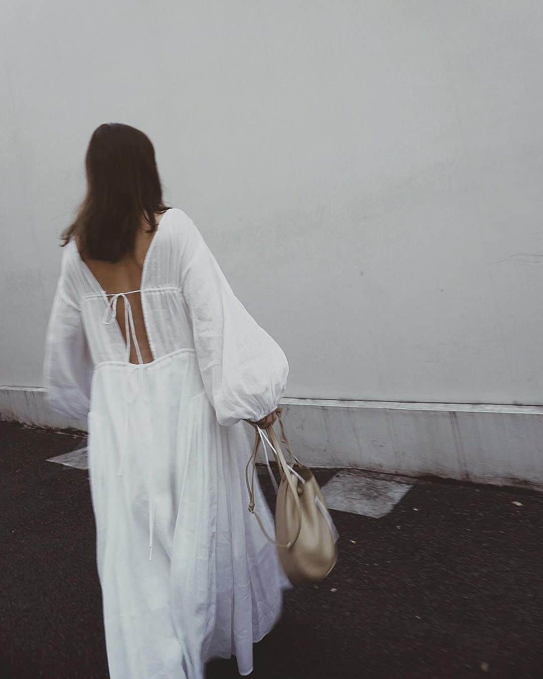 JUNNAのインスタグラム：「@etretokyo  春の先行受注は12月17日までです  【先行受注】 @etretokyo  #2021ETRE_ss   ⚪️ オープンバックリネンワンピース  シアー感のあるシルク混リネン素材が表情たっぷりのバックオープンドレス。  フロントはベーシックなクルーネック、バックはセンシュアルなオープンデザインと絶妙なコントラスト。  バックリボンで背中の開き具合や、ウエストシルエットのアレンジが可能。  フェミニンな曲線フォルムとシアーな揺れ感を堪能できる１着。   １枚で完結する主役級ワンピースは、飾らないシンプルスタイリングで楽しむのがおすすめ。  拘りのインナーペチワンピース付です💪  ONLINE STORE 12/10(木)19:00 -12/17(木)12:00PM  LUMINE SHINJUKU 12/10(木) -12/16(水)  #etretokyo #春服 #春#春コーデ#春メイク#ホワイトコーデ #156cm#therow#YouTube#2021SS#ホワイト」