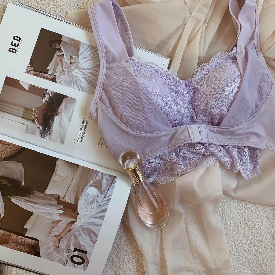 のインスタグラム：「#PR #angellir #ふんわりルームブラ #アンジェリール #ラベンダー #ナイトブラ  3段階のフロントホックがバストを持ち上げてくれて 締め付け感もなくてお家に1日中いる時もおすすめ🤍🦭  @roombra デザインも色も可愛いの沢山チェックしてみてね🔍 私のはラベンダーにした🧺」