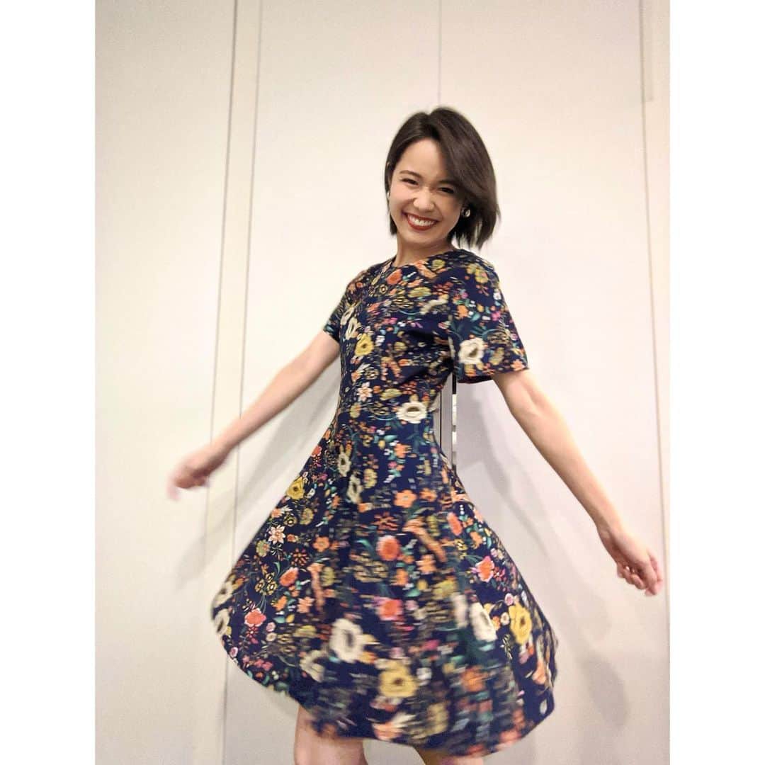 VANRIのインスタグラム：「* 遅れちゃったけど 今日からまた１週間笑顔でファイティンです☺︎✨ #躍動感 @akinamiyano にお下がりもらた #ワンピース #着た写真撮ろ思たらめちゃ楽しそうなん撮れたよ　 #夏よはよ来い ←」