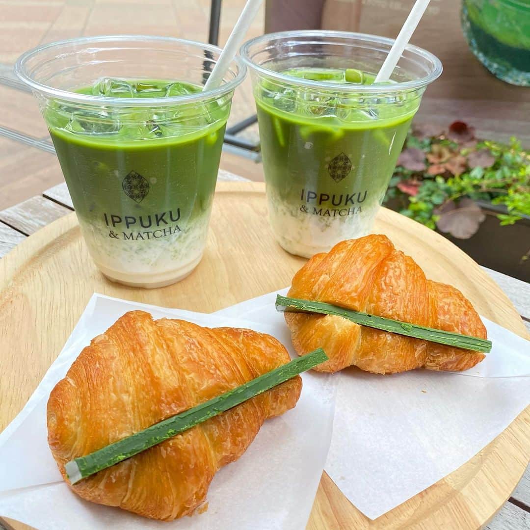 のインスタグラム：「【#三越前　イップクアンドマッチャ】﻿ ﻿ サクッ！じゅわっと旨み広がる抹茶クロワッサン！🐺﻿ ﻿ 抹茶チョコレートクロワッサン 500円(税込)﻿ 抹茶ラテ 650円(税込)﻿ 宇治抹茶テリーヌ 400円(税込)﻿ ﻿ 三越前駅から徒歩1分にあるイップクアンドマッチャさん @ippukuandmatcha さんは良質な抹茶スイーツやドリンクが楽しめるお店！﻿ ﻿ ずっと食べたかった抹茶クロワッサン！﻿ ついに食べてきたよー🤤﻿ さくさくでパンの甘みがじゅわっとして、その後に抹茶の苦味がきて最高﻿ ﻿ テリーヌ苦味しっかり効いて◎﻿ 口当たりまろやか！暖かいお茶と食べたい🤤﻿ ﻿ ラテの苦味もちょうどよかったー！﻿ ﻿ まさかのバイトの子がフォロワーさんだった﻿ 驚きやーー！！！﻿ ﻿ ごちそうさまでした🐺﻿ ﻿ ※美味しさ、映え、コスパの評価は注文した商品だけの個人的な評価になります。﻿ ﻿ コロナの影響で営業時間や提供商品が異なる場合があるので、お店に電話などで確認してね！﻿ ﻿ 何か質問や感想あればコメント、DMお待ちしてます😚﻿ ﻿ また、ウルフを見て食べたら投稿やストーリーでタグ付けで知らせてくれると喜びます😚﻿ いいねやコメントしにいくのでぜひ教えてね🥺﻿ ﻿ 🚃三越前駅から徒歩1分﻿ 💺30席ほど　基本テラス﻿ 📍東京都中央区日本橋2-1-1﻿ 日本橋三井タワー1F﻿ ⏰ 11:00～20:00﻿ 定休日…施設に準ずる。﻿ ﻿ 無休（正月休み）﻿ ﻿ #三越前グルメ #三越前ランチ #三越前カフェ #三越前スイーツ」