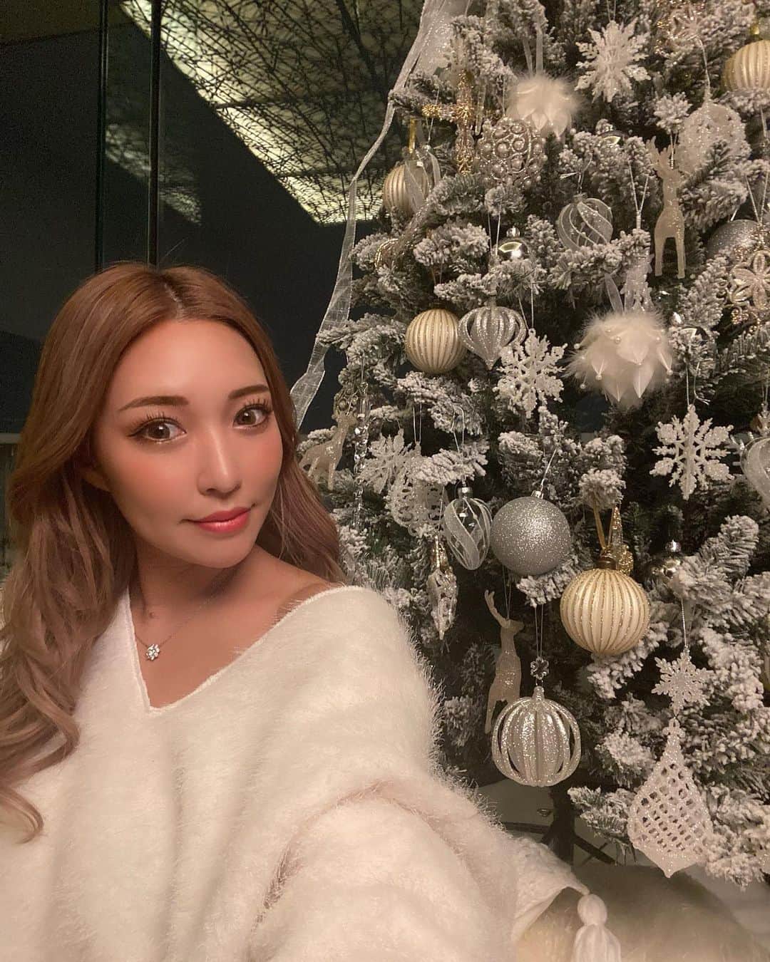 桃瀬とものインスタグラム：「今日から東京です金曜日１８日まで居ます🙋‍♀️💕 クリスマスイブまであと１０日🎄 今回のヘアカラーお気に入り💓安定のAndyさん #クリスマスツリー  #xmas  #tokyo #六本木 #キャバ嬢 #ガールズバー #サンタさん #」