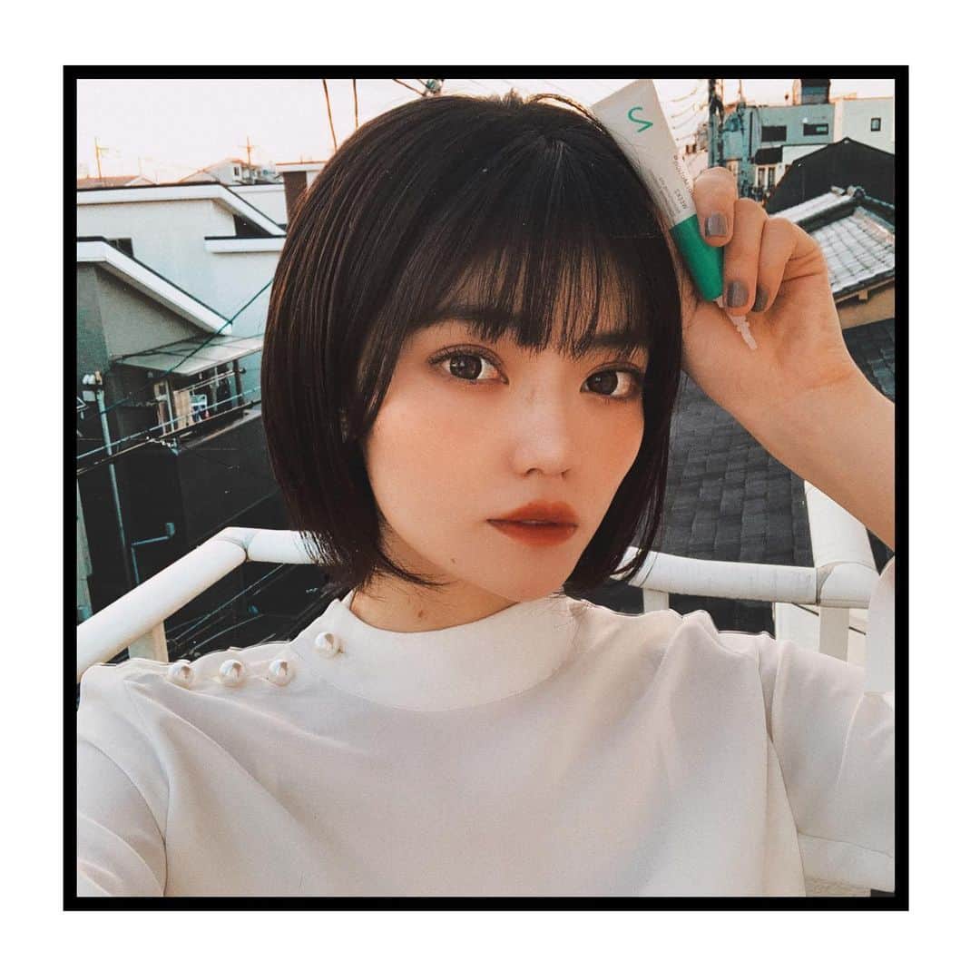 追田菜々花のインスタグラム：「もともと髪の毛にハイライトを入れたり、毛先にブリーチをしたりしていましたが、ちゃんと赤くならずに黒を維持できているのはこの子のおかげです🌜🌛（就活生にはありがたい）  🗣WELLAさんの4STEPトリートメント！  #wella #wellahair #wellacolor #wellaprofessional #colormotion #haircolor #hairstyle #hair #haircut #treatment #bobhaircut #japan #japanese #japanesegirls #sanflowers #sanflowerseedoil #nyny #ritsumeikan #university #universitylife #universitystudent #misscampus #campuslife #follwme #follwback #f4f #tflers #instagood #instalike #instapic」