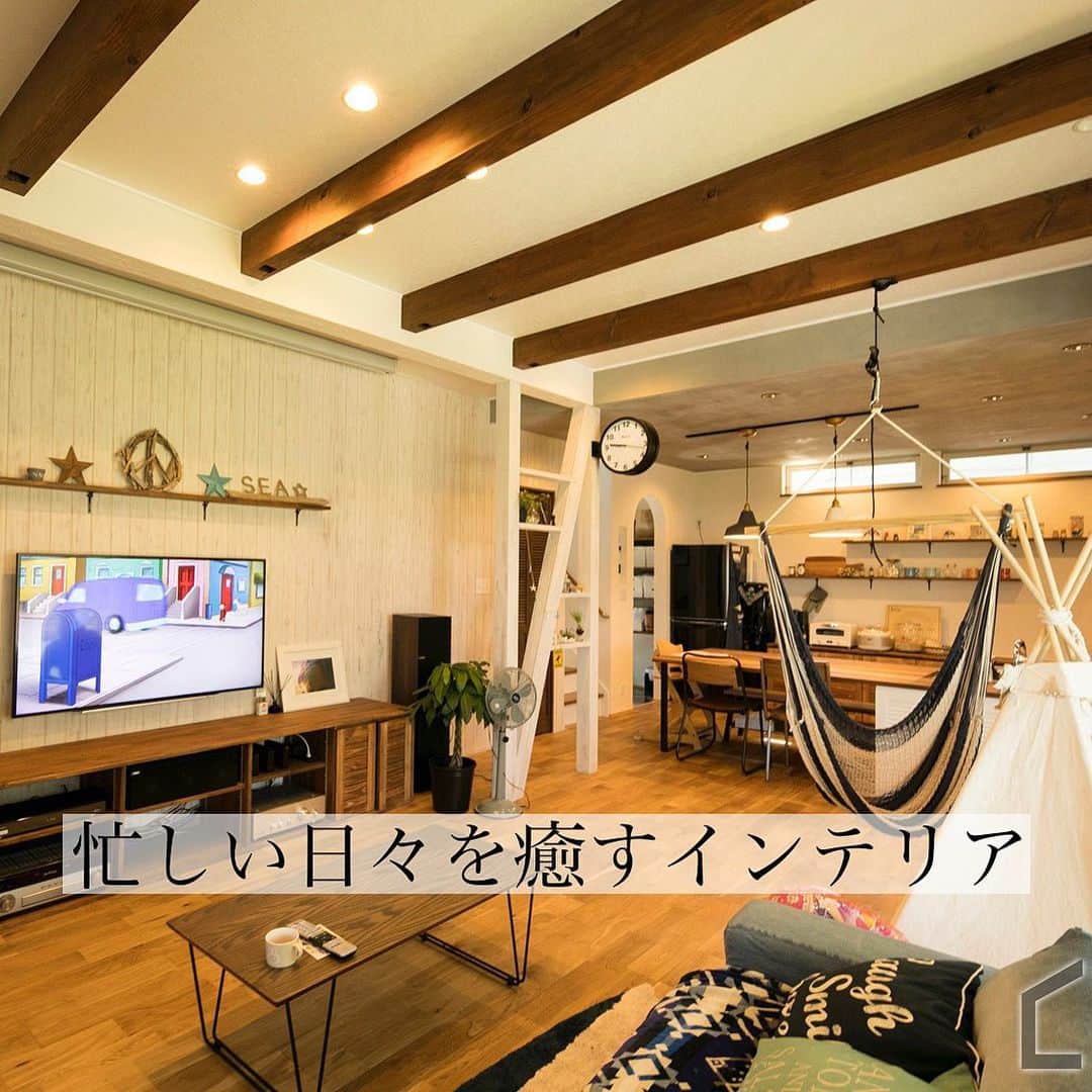 homelife 夢を叶える暮らし方のインスタグラム：「【西海岸風のインテリア】 . . まるで海外のお家みたいなインテリアにこだわられているこちらのお家🐬 ハンモックやミニテントがありわくわくしちゃいます☆  爽やかで開放的な西海岸インテリアに囲まれた暮らしは、忙しい日々にリラックス感を与えてくれます♪  . . こちらのお家はアーキホームライフのお施主様邸の施工写真です。 その他の施工写真は、 @homelife_gallery のURLからご覧いただけます。 . 家づくりの資料請求はコチラから @homelife_shiryou . . #LDK #リビング #インテリア #洗面室インテリア #サーファーズハウス #西海岸風 #海外風住居 #ベランピングライフ #サーファーズハウスインテリア #リビングインテリア #マイホーム計画 #マイホーム計画中の人と繋がりたい #マイホーム #夢のマイホーム #間取り #シンプルな暮らし #暮らしを楽しむ #注文住宅 #自由設計 #デザイン住宅 #リノベ #リフォーム #グランピング #ベランピング #homelife_京都 #homelife_大阪 #homelife_兵庫 #ホームライフ #ホームライフ100 #アーキホームライフ」
