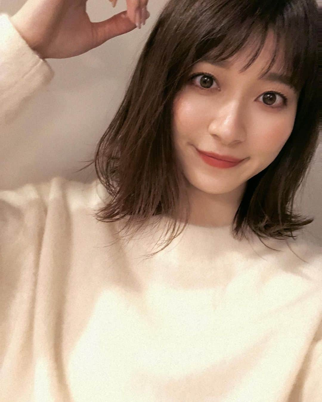 山本里菜さんのインスタグラム写真 - (山本里菜Instagram)「. 髪をバッサリ✂︎❤️ . １５センチ程切って イメチェンしてみました☺️ . . #イメチェン #いめちぇん　#ショート　#ミディアムボブ　#美容院　#ヘアスタイル　#ヘアアレンジ　#カット」12月14日 17時29分 - rinayamamoto_0622