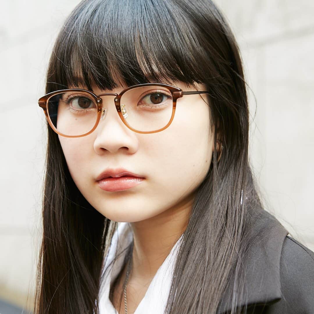 Zoff Officialのインスタグラム：「Zoff×スカルプD 顔の型別『メガネと目元メイク』丸顔さん編🍊  幼く見られがちな丸顔さんには、シャープなラインのフレームがおすすめ。顔まわりを引き締まった印象に演出してくれます。 おすすめの型⇒スクエア、ウエリントン、ナイロールなど  ▽ HOW TO MAKE UP メイクは丸顔さんの可愛らしい印象を生かしつつ、目元にインパクトをつけるがポイント。ナチュラルなピンク系のアイシャドウでグラデーションをつくり、アイラインは目尻に向かってすっと入れる。まつ毛は全体の長さを出すため、マスカラを上下・目頭と目尻にもたっぷりと！ 前夜にまつ毛美容液を塗ってまつ毛をケアしておくのも忘れずに。  ▽ ITEM メガネ【Zoff】 ZP201005_48A1 ¥11,000(税込)  アイメイク【スカルプDまつ毛美容液シリーズ】 ピュアフリーアイラッシュセラム プレミアム ピュアフリーアイライナー(ダークブラウン) ピュアフリーマスカラ(ブラック) *まつ毛美容液プレミアムにはまつ毛ケア成分が2倍配合 *マスカラとアイライナーにもまつ毛ケア成分配合でこの3種類を使用すると24時間まつ毛ケアができます  ✨PRESENT✨ モデル着用のメガネとアイメイク用品3点をすべてセットにして3名様にプレゼントします。 応募方法：本アカウントで公開されているこのプレゼントに関するストーリーズ投稿にリアクションで応募。ぷハイライトからもご応募いただけます。 応募期間：2020年12月31日 23:59まで  Model @fuka_oishi Photographer @pinocobanana  #Zoff #EyePerformance #glasses #eyewear #makeup #メガネ #メガネ女子 #メガネコーデ #スカルプD #スカルプDまつ毛美容液 #まつ毛ケア #アイメイク」