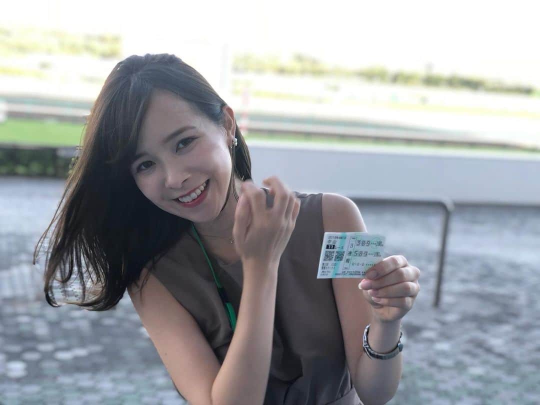 黒澤詩音のインスタグラム：「【新レギュラー番組のお知らせ⛄️】 #グリーンチャンネル  中央競馬全レース中継🏇 大澤幹朗キャスターと、土曜午前のキャスターを担当します🙇‍♀️  テレビ放送だけでなく、全国の競馬場、WINSなどでお目にかかります！  これまで３年間担当させていただいたパドック中継同様、わかりやすく正確にお伝えするよう努めて参ります✨  全国の視聴者の皆様！ 全国の競馬ファンの皆様！ どうぞ宜しくお願い致します！  #競馬 #tv番組 #keiba #umajo #アナウンサー #キャスター #馬 #🏇   ※写真は競馬場で撮ったものがなく以前のものです」