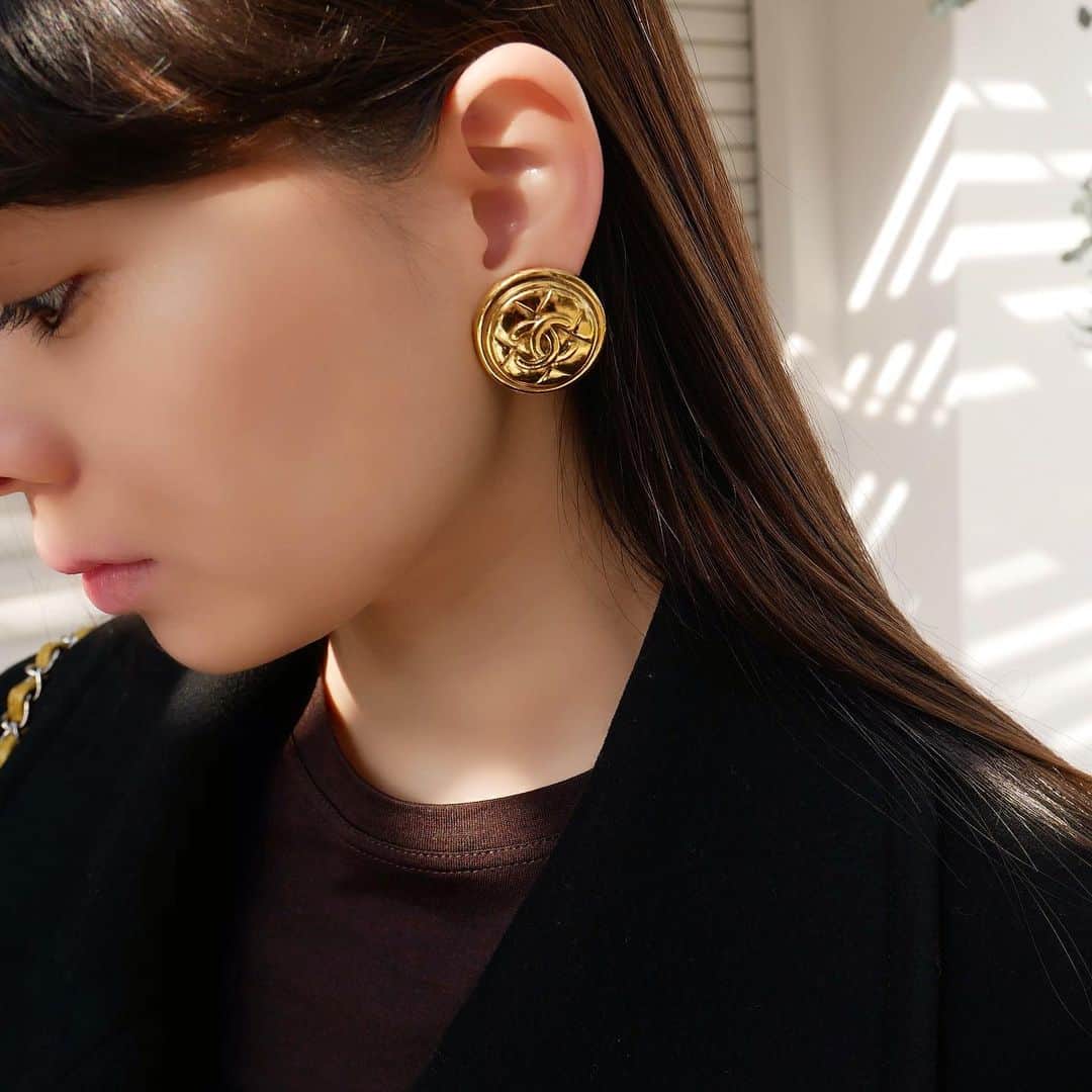 Vintage Brand Boutique AMOREさんのインスタグラム写真 - (Vintage Brand Boutique AMOREInstagram)「Vintage Chanel Round Clip-On Earrings✨  Available Online For Purchase  Search Code: AO29549  ✈️Free Shipping Worldwide 📩DM for more info and pricing  ➡️info@amorevintagetokyo.com   #VintageChanel #ChanelEarrings #ChanelAccessories #ChanelClipOnEarrings #AmoreTokyo」12月14日 17時33分 - amore_tokyo