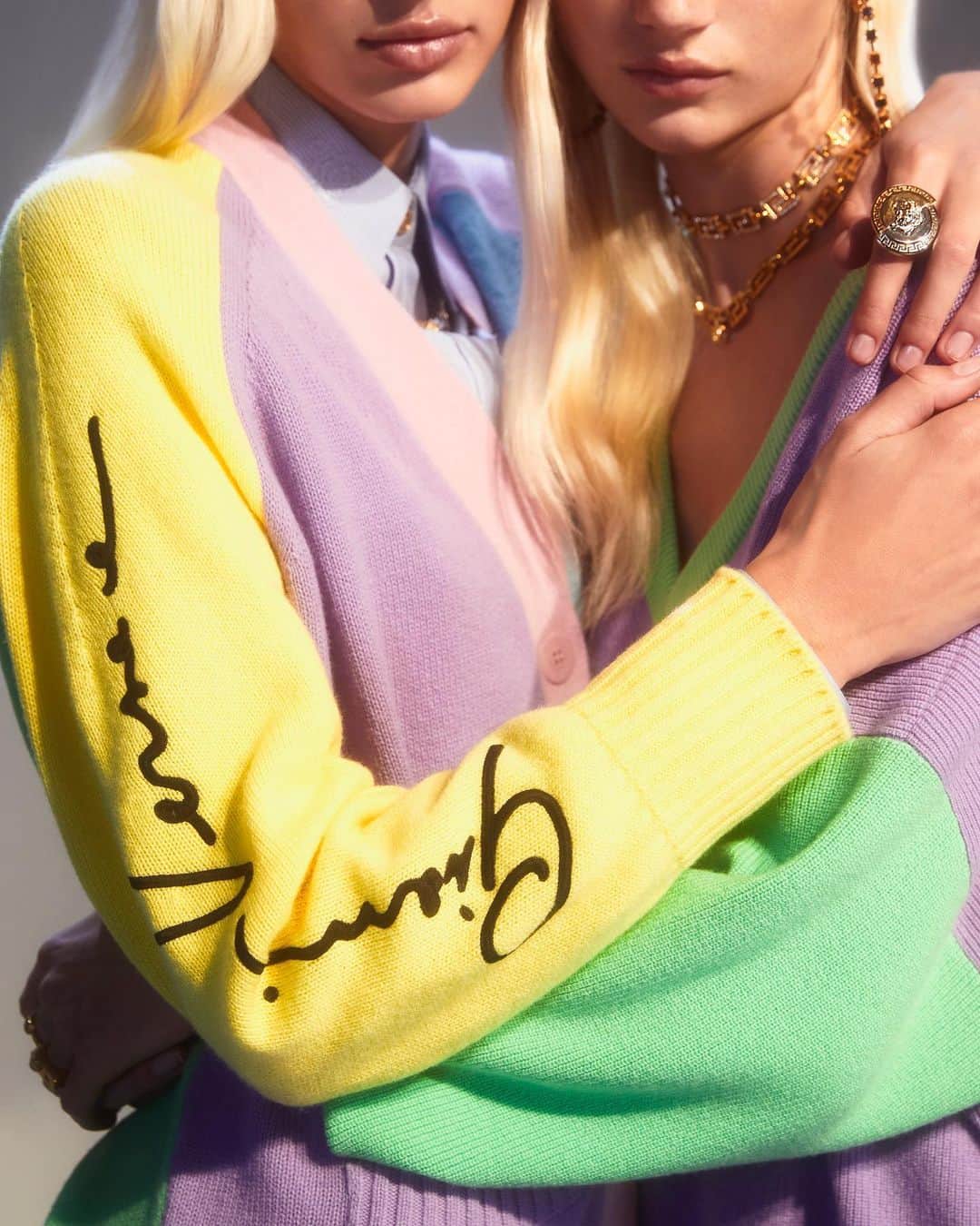 ジャンニヴェルサーチさんのインスタグラム写真 - (ジャンニヴェルサーチInstagram)「Close knit - explore colorful knitwear embroidered with Gianni Versace’s signature at the link in bio. #VersaceHoliday」12月14日 17時34分 - versace