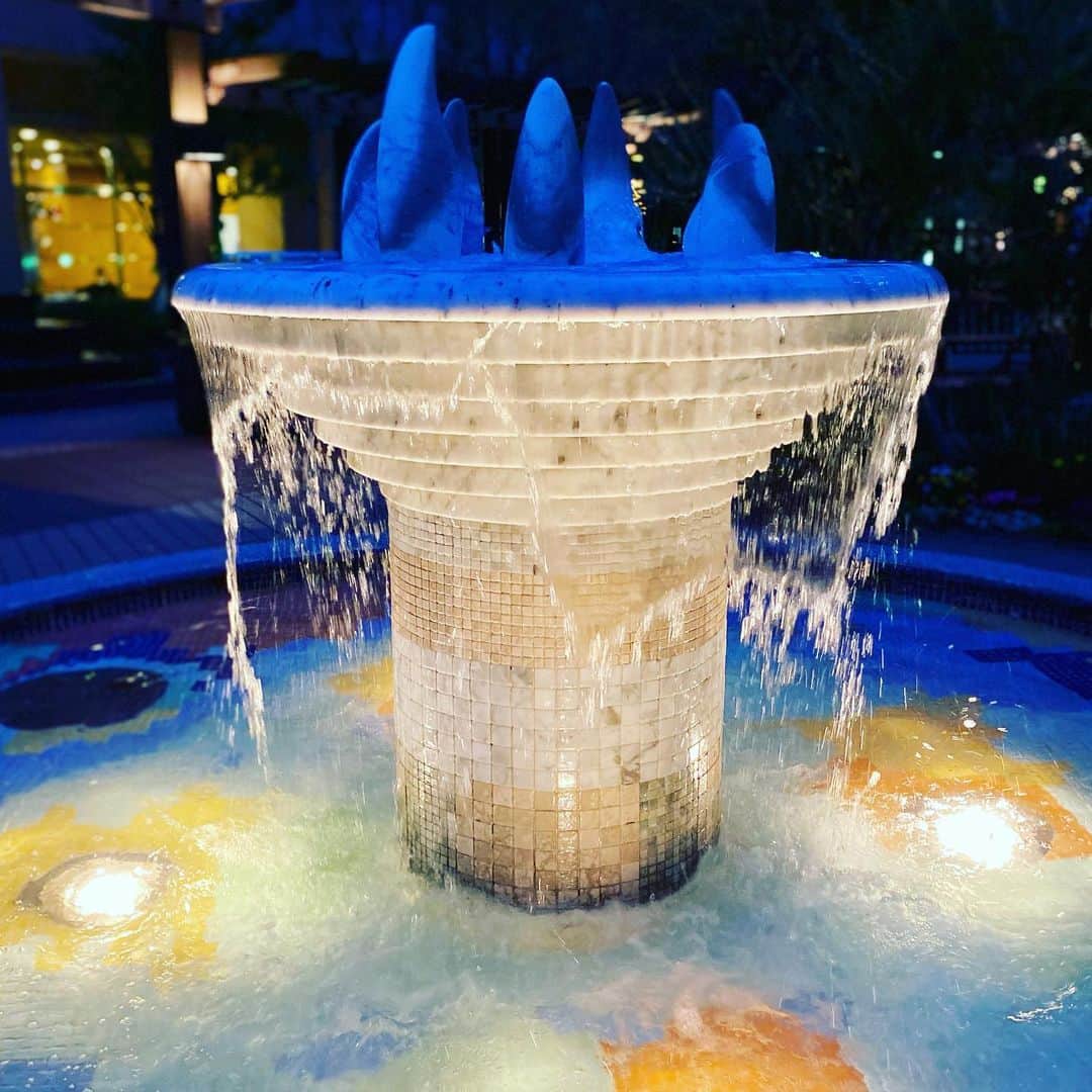 堀江淳のインスタグラム：「う〜ん…上部の芸術は分からんが，とりあえず噴水だ⛲️ #噴水 #ライトアップ #メモリーグラス  #堀江淳  #ザベストテン  #昭和歌謡  #1981年  #水割りをください  #弾き語り  #ライブ」