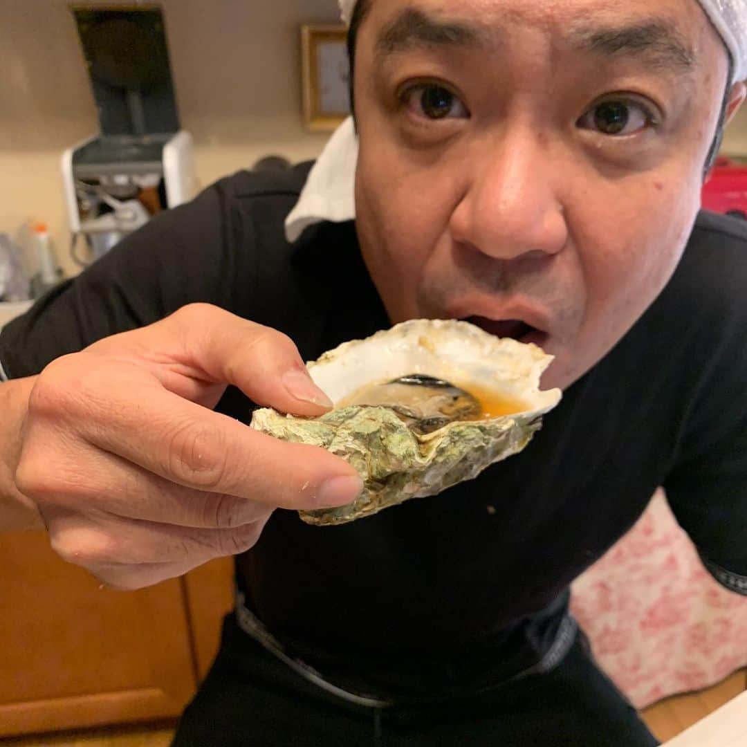 中山秀征さんのインスタグラム写真 - (中山秀征Instagram)「広島出身のマネージャー大川内くんのお父さんが毎年、牡蠣を送ってくださいます。牡蠣をむくのもなかなか上手くなりました。海のミルクは最高です  #牡蠣 #カキ #広島県産 #海のミルク #中山秀征」12月14日 17時46分 - hidechan0731