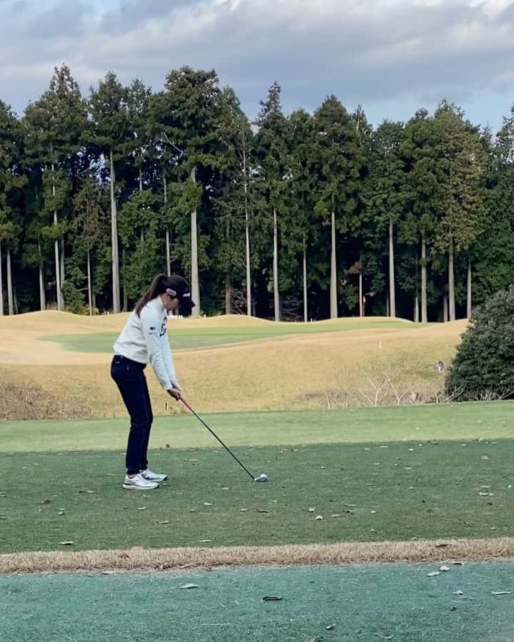 のインスタグラム：「報告が少し遅れましたが、12月11日TWGTの試合に参加しました⛳️ 1アンダーの6位タイでした！ 最後バーディーで今年の試合を締めれました☺️やったー🙋🏻‍♀️ 久しぶりの試合でしたが、緊張は全くしませんでした笑 自分に過度なストレスをかけてない、程よい感じに集中してメリハリのあるゴルフだった。 調子が凄くいいわけではなく、ちょっとしたアライメントのズレや誤差がでていた。 だけど、今の私はこういう状態なんだっていうのが分かっていたから、それが強みになりしっかり受け入れてプレーできたかな😊 . 今年はコロナで色々な試合や海外遠征できない状態でした。最近はまたコロナが増えて油断できない状態ですが、この様な状況の中でも開催して下さった、和田さん含めTWGTの関係者の皆様、そして私を応援して下さったサポーターの皆様、ありがとうございました⛳️💕 またの機会には是非また裾野をリベンジしたいと思います⭐️ .  .  #golf #golfstagram #golfswing #golflife #golfgirl #golfwear #jackbunny #no1grip #ayproject #newbalance #ゴルフ #ゴルフ女子 #ゴルフスイング #ゴルフウェア #ゴルフウェア #ゴルフコーデ #ゴルフスイング動画 #ゴルフ好き #ジャックバニー #ニューバランス」