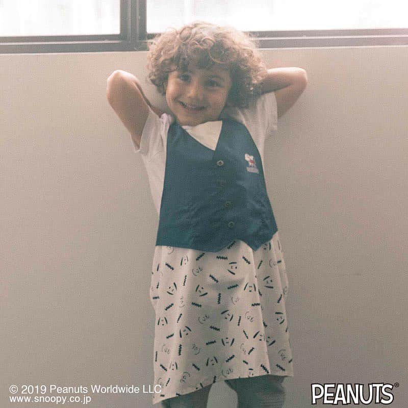のインスタグラム：「【It's suppertime!】冬も元気なキッズたちのお食事タイムにPEANUTSエプロンがグッド‌ ‌‌ ハッピーホリデータイムに！‌ ‌ 世界中で愛されるビーグル犬・スヌーピーでおなじみの「ピーナッツ」とのコラボレーションによる、‌ ピースフルなキッズ用エプロン。‌ ‌ MARLMARLのお食事エプロン"garcon"をベースに、‌ 人気キャラクターのスヌーピーとチャーリー・ブラウンがそろって登場しています。‌ ‌ ‌キュートな専用BOX付きでギフトにもぴったり。‌ ______‌‌‌‌ ‌‌‌‌‌ ‌PEANUTS × MARLMARLコラボ お食事エプロン‌ "Peanuts 5 suppertime!"‌‌‌‌ ‌ キッズサイズ (100-110cm)‌ ¥5,200＋tax‌‌‌‌‌‌‌‌ ______‌‌‌‌‌  モデル:4歳7か月、104cm」