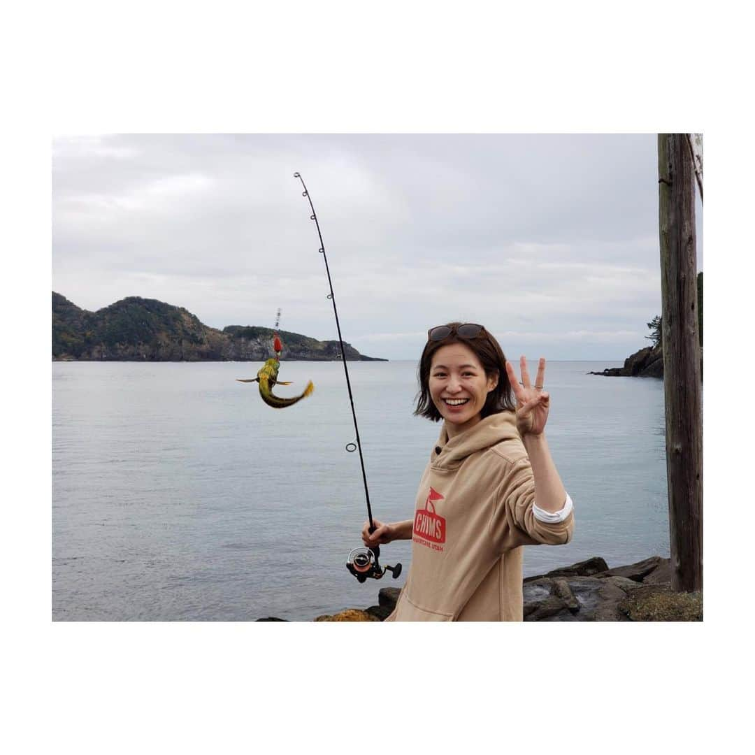 平田薫さんのインスタグラム写真 - (平田薫Instagram)「釣り。 短時間で三尾釣れた！ 食い逃げされまくったけれど、イソメつける度に当たりが沢山きて楽しかった。80gくらいのイソメがあっという間になくなりました。 食べて美味しい魚はアナハゼだけっぽかったので、他はリリースしてちっちゃいアナハゼは素揚げに。 揚げたら白くなったけど、青い身が衝撃的な魚でした。 お塩が調理用のお洒落ソルトしかなくて、最初全然滑り取れなかったんだけれど、滑らないように気をつけて包丁でゴシゴシしたらぬめりとれた！  美味しゅうございました🙏  #伊豆弓ケ浜#釣り#🎣 #🐟🐟🐟 #アナハゼ #chums#🐧 #ポケットに物入れすぎ #ドラえもん」12月14日 23時14分 - hiratakaoru1215