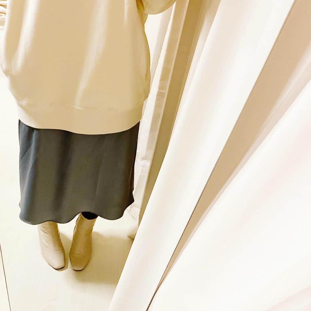 aiaiさんのインスタグラム写真 - (aiaiInstagram)「✭✭ スウェットプルパーカー men'sのXLサイズ。 去年はベージュにしましたが 今年はナチュラルが仲間いり @uniqlo_jp  @uniqlo_ginza  @uniqlo   そして… 残念過ぎた新作の サテンナロースカート  丈が短い… 長くなるかなと　 ウエスト67cmにしたけど やっぱり短いし クルクルまわって横の縫い合わせが ずれてるしいろいろ残念なスカート でした  #スウェットプルパーカ  #スウェットコーデ  #スウェット  #サテンナローフレアスカート   ✭  ✭✭  コーデの詳細はブログに書いています。  #fashion#outfit#style#coordinate#instagood#ootd#pic#instapic#コーデ#コーディネート#スタイリング#プチプラコーデ#本日のコーデ#大人カジュアル#プチプラ  #カジュアル #アラフォー #アラフォーコーデ #アラフォーファッション #uniqlo #ユニクロ #ユニジョ」12月14日 23時15分 - saltaiai