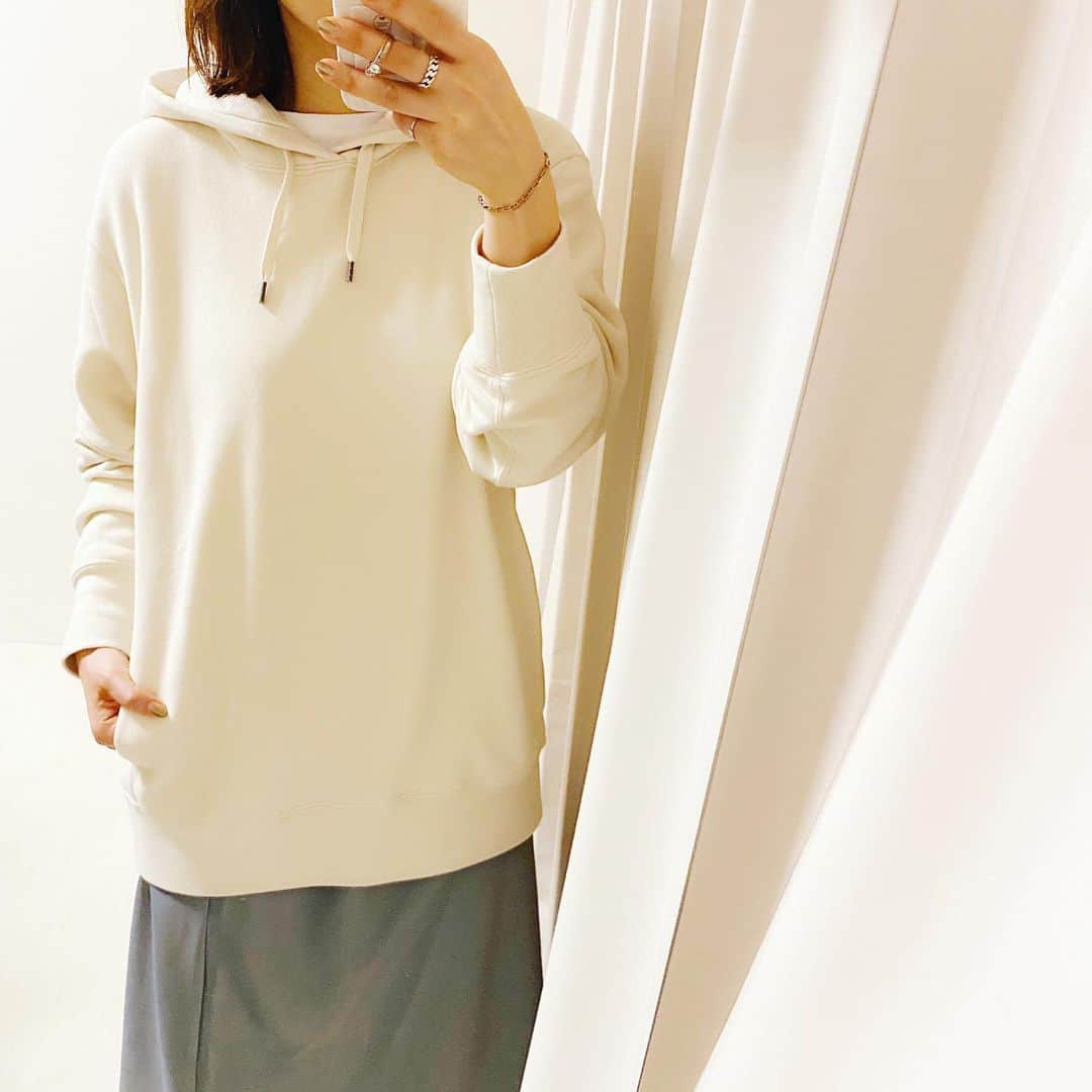 aiaiのインスタグラム：「✭✭ スウェットプルパーカー men'sのXLサイズ。 去年はベージュにしましたが 今年はナチュラルが仲間いり @uniqlo_jp  @uniqlo_ginza  @uniqlo   そして… 残念過ぎた新作の サテンナロースカート  丈が短い… 長くなるかなと　 ウエスト67cmにしたけど やっぱり短いし クルクルまわって横の縫い合わせが ずれてるしいろいろ残念なスカート でした  #スウェットプルパーカ  #スウェットコーデ  #スウェット  #サテンナローフレアスカート   ✭  ✭✭  コーデの詳細はブログに書いています。  #fashion#outfit#style#coordinate#instagood#ootd#pic#instapic#コーデ#コーディネート#スタイリング#プチプラコーデ#本日のコーデ#大人カジュアル#プチプラ  #カジュアル #アラフォー #アラフォーコーデ #アラフォーファッション #uniqlo #ユニクロ #ユニジョ」