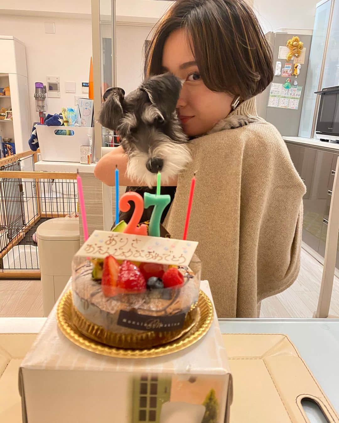 のインスタグラム：「先日、 27歳になりました🤍✨ メッセージくれた方ありがとうございました🙇‍♀️ この歳になっても おめでとうって連絡くれるの嬉しい💕💕 旦那さんには夜に思い出の場所に ご飯連れてってもらって花束もプレゼントも ケーキも😖❤️ 取りに行ったり、花束選んでる旦那さんを 想像しただけで可愛くてニヤリ☺️（笑） いつもありがとうございます🥳❤️ 27歳もよろしくね🕊✨ 家ぐちゃぐちゃで汚いけど😂（笑）」