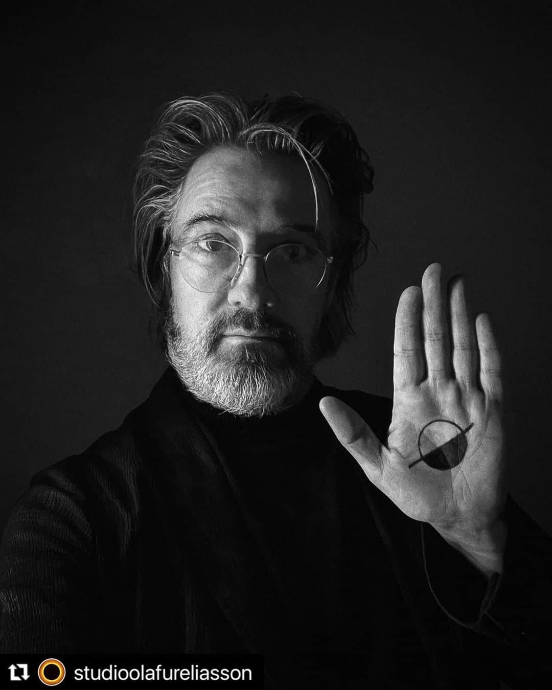 MYKITA SHOP TOKYOのインスタグラム：「アイスランド系デンマーク人アーティストのオラファー・エリアソンさん @studioolafureliasson が掛けてくださっているのは、LESSRIMコレクションのEITOです。 The Danish-Icelandic artist wearing “EITO” by LESSRIM collection.  — #MYKITA #olafureliasson」