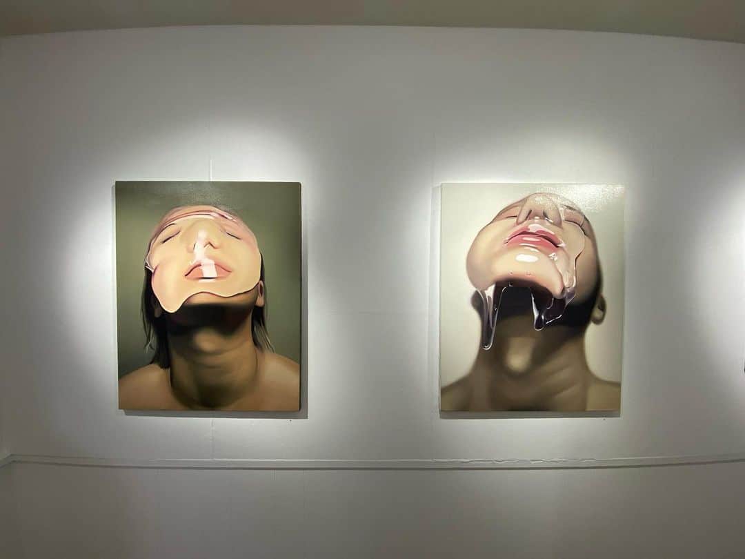 上江洌清作のインスタグラム：「友沢こたお　個展  「Pomme d' amour」  初個展、素晴らしかった◎  唯一無二  作品が放つ独特な距離感  引き寄せられたり  突き放されたり  中毒性のある魅力  若者御用達アプリで  ツヤツヤにされたおじさんを添えて  #友沢こたお  #素敵な企画考案中  #お楽しみに」