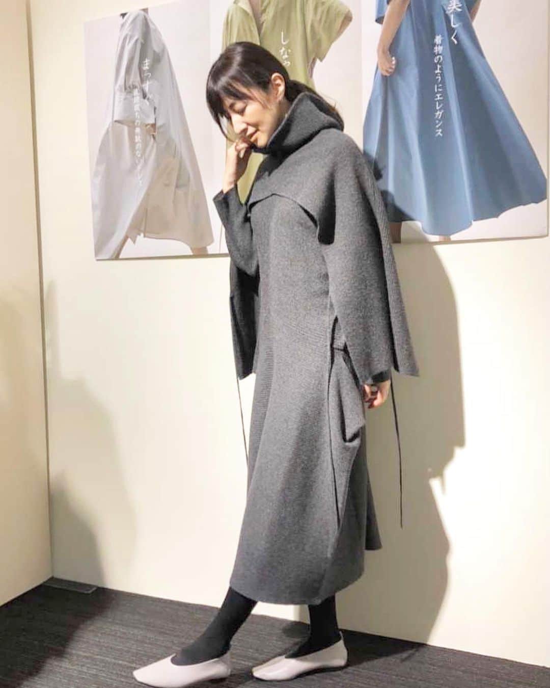 前田ゆかのインスタグラム：「先日　@rope_laligne  の展示会へ  着物のように直線に裁ち落とした 生地を無駄なく作り上げるデザイン。  ニットワンピースのスカート部分の面白さ。上からニットをレイヤードして紐を結んだり位置をずらしたりと違う表情でその人の個性に合うスタイルが完成。  自由に重ねると自然に揺れるドレープ✨試着するといつも発見があります。  #ropelaligne #ロペラリーニュ #サスティナブル #直線からはじまるストーリー」