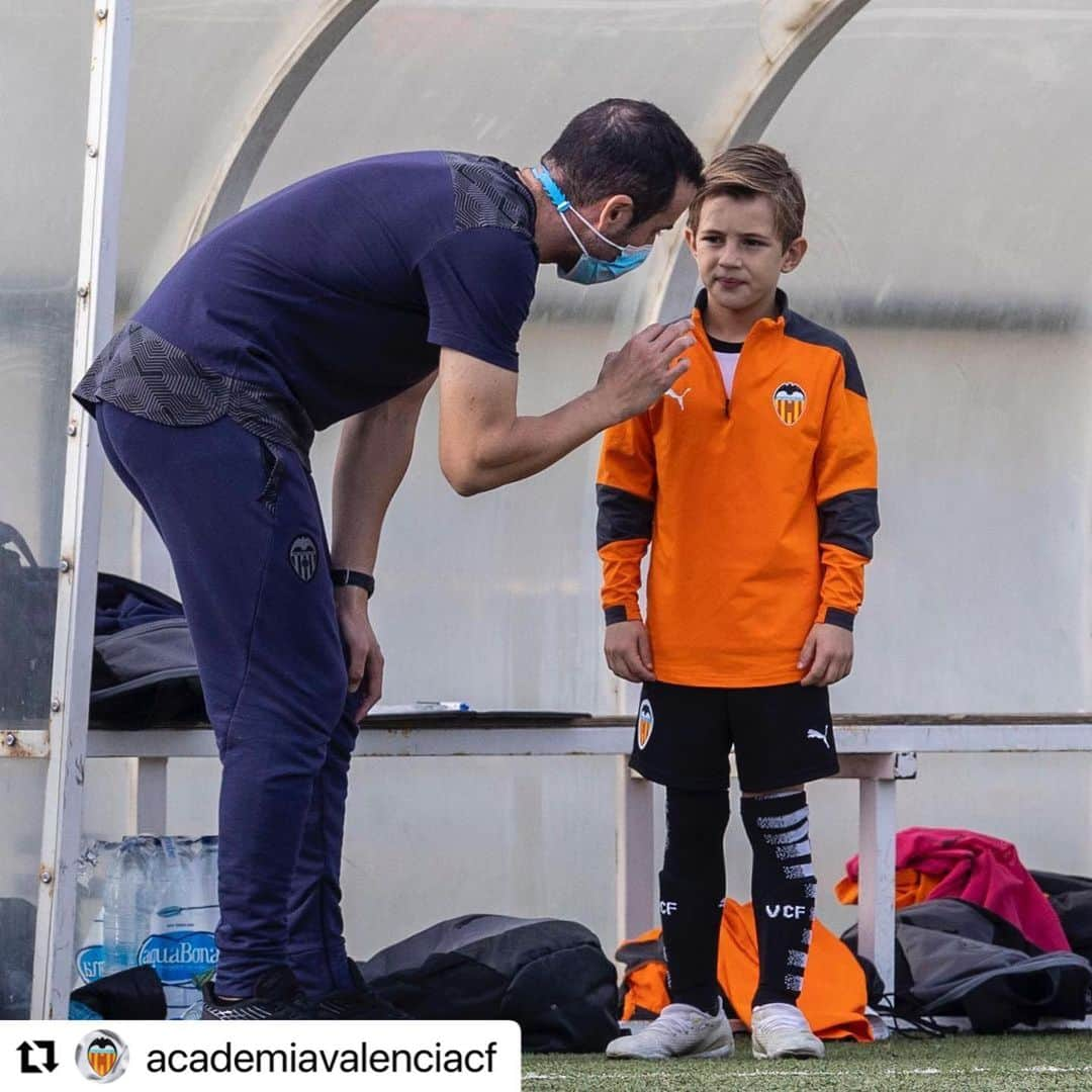 バレンシアCFさんのインスタグラム写真 - (バレンシアCFInstagram)「#Repost @academiavalenciacf ・・・ Learn😁⚽️ Valores #VCFAcademy 🦇  #AMUNTValencia #ValenciaCF」12月14日 17時52分 - valenciacf