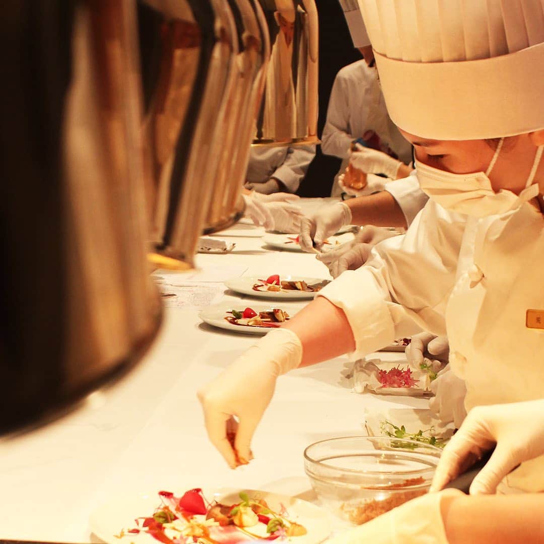 ザ・キャピトルホテル 東急 公式さんのインスタグラム写真 - (ザ・キャピトルホテル 東急 公式Instagram)「12月24日聖夜に、1日限りの”幻の”フランス料理店「ケヤキグリル」が晩餐会として復活します。開業10周年を記念して開催される今回のケヤキグリルでは、“継昇”（けいしょう）をテーマに“食のキャピトル”として歴史と伝統を受け継ぎながらも、新たに昇華させたクリスマスにふさわしいメニューで皆さまをお迎えします。料理はもちろんのこと、ヘッドウエイターやソムリエなど専任のスタッフによるおもてなしにもご期待ください。  *詳細はウェブサイトにてご確認ください。  This Christmas Eve we are celebrating our 10th anniversary with a dinner party paying homage to legendary French restaurant the “Keyaki Grill”, which stood at this location before the arrival of the Capitol Hotel Tokyu. With the theme of ‘heritage and inheritance’, we will welcome guests with a beautiful Christmas menu inspired by our hotel restaurant’s history and tradition. Why not come and enjoy the hospitality of our skilled waiters and sommelier as you dine at the Keyaki Grill.  #thecapitolhoteltokyu #ザキャピトルホテル東急 #thepreferredlife #forbestravelguide #foodstagram #クリスマス #christmas #ケヤキグリル #晩餐会 #dinnerparty #chefs」12月14日 18時03分 - thecapitolhoteltokyu