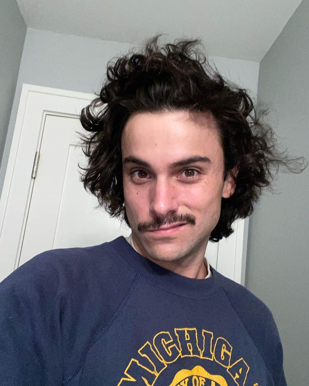 ジャック・ファライーのインスタグラム：「Some hair clips and gel can really go a long way for an audition.」