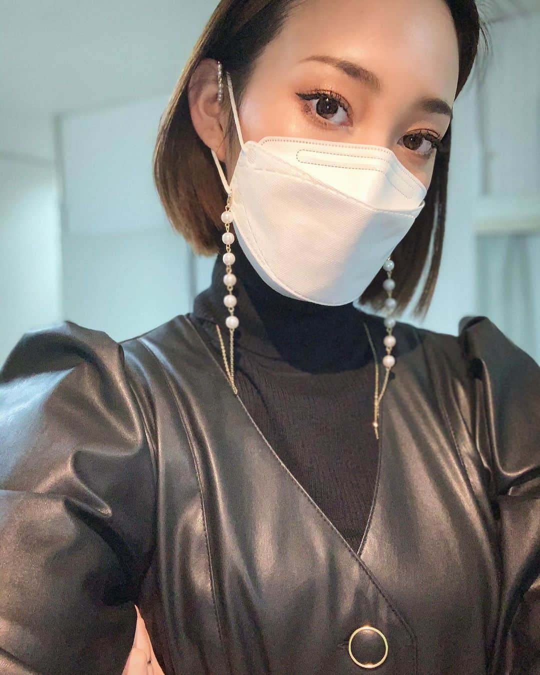 藤本奈月のインスタグラム：「KF94高性能マスクって？ N95マスクと同様の規格っていったらわかる？ 『N95マスク（Particulate Respirator Type N95）とは、アメリカ合衆国労働安全衛生研究所（ NIOSH）のN95規格をクリアし、認可された微粒子用マスクのこと。』  『高性能や高機能と呼ばれるKF94マスクは、 フィルター、 装着時の密着性や飛沫の漏れ率、 呼吸時の吸気抵抗及び排気抵抗などを含め、 試験基準を満たす事が出来なければ韓国食品医薬品安全処の認証を取得する事が出来ません。 この認証を取得したマスクは医療分野など幅広い分野で使用する事が出来きます。 （N95マスクと同様規格）』  人気過ぎて、中国産の偽物も出回ってますが、形は似ていても、規格は違う。 しっかり認定の取れた物を扱ってます🤲  はい、文字が多すぎて誰も読まないのを前提として進めますね←  ウレタンマスクや布マスクとは雲泥の差がありますよって事だけはお伝えしておきます。  感染症予防はコロナに限らず。 乾燥するこれからの季節は着用が必須😷👍  withマスク時代を楽しく過ごす為のアイテムとして、マスクチェーンも🪄  今日からオンラインショップにてマスクの販売開始しました☀️ 手売りもしてるので、人としてお近くの方はいつでも言ってね👻❤️w」