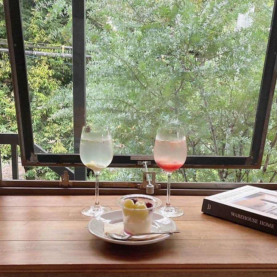 RiLiさんのインスタグラム写真 - (RiLiInstagram)「まるで森の中にいるみたい🐻🌿カフェ【cyodo】🥪⁣ ......⁣ 東京・代々木八幡のParkerの２階にある【cyodo（ちょうど）】は10月にオープンしたばかりのカフェだよ🥪☕⁣ おしゃれなサラダ付きのランチメニュー🍽️は一度味わってみたいよね🍂メインのキッシュやグラタンがおいしくて人気なんだとか・・🧡⁣ 窓際の席は緑いっぱいの景色とともに心地よい時間を過ごせそう💭とても人気だから事前に予約していくのがおすすめだよ❕⁣ ❣❣❣❣❣⁣ サイトやSNSで掲載させていただくお写真募集中😘📸⁣ かわいいコーデやアイテム、注目スポットなどが撮れたら、ハッシュタグ→#rili_tokyo  を付けて投稿❗⁣ ．⁣ Special Thanks💋 Photo by⁣ @1010m__⁣ @425jmn⁣ @723rj⁣ @nr_104⁣ @miho_jiyu⁣ @mgretan⁣ @_jyuum⁣ @cyocobi⁣ @otgram97.jp⁣ @room213re⁣ .⁣ #cyodo #ちょうど #東京カフェ #代々木八幡カフェ #東京ランチ #代々木八幡ランチ #rili_tokyo #おしゃれさんと繋がりたい #お洒落さんと繋がりたい #ファッション #패션스타그램 #ootd #outfit」12月14日 18時01分 - rili.tokyo