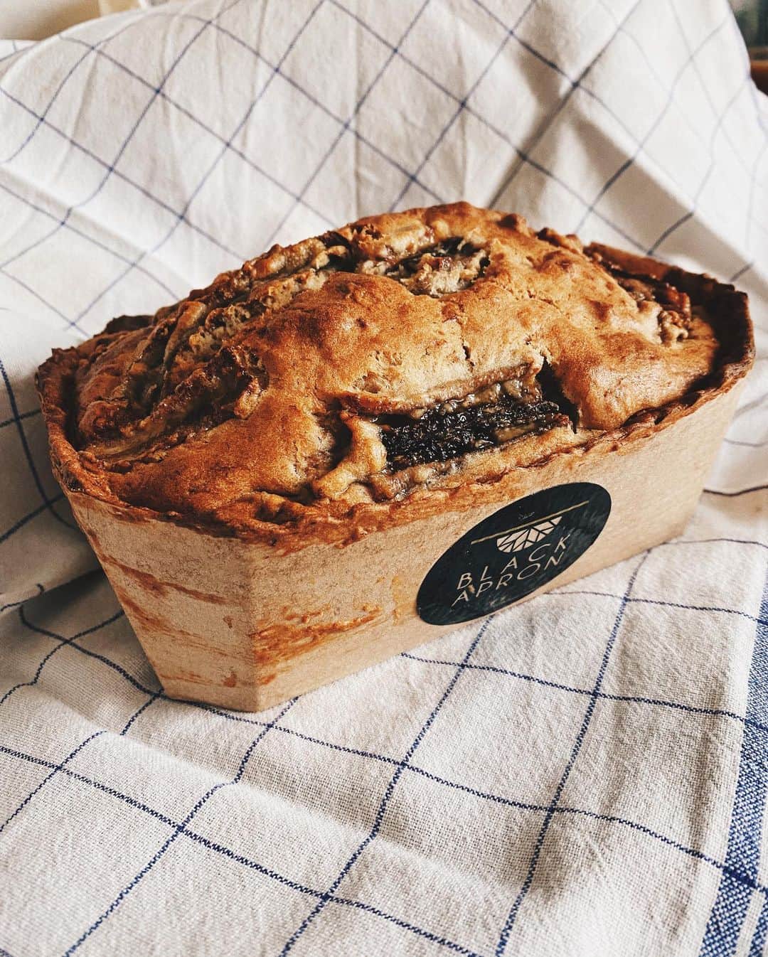 STIL IN BERLINのインスタグラム：「(Werbung) 2020 is the year of home baking and allegedly also the year of the banana bread. I personally have made two this year (which is two more than in 2019) and one of them yesterday as part of the #bananabreadcontest by the artisanal, female led @blackapronbakery — #bethenextbananabread - my personal tweak was a, toasting the walnuts, and b, adding cinnamon and ginger. Rather simple, but effective! What’s even more important: only use very, very ripe bananas - otherwise the banana flavour is too faint. I learned that from watching a lot of baking shows. It might not put me ahead in the voting happening soon on @blackapronbakery BUT gives me an A for effort? How many banana breads have you made in 2020???  Ps, watch me bake in the stories」