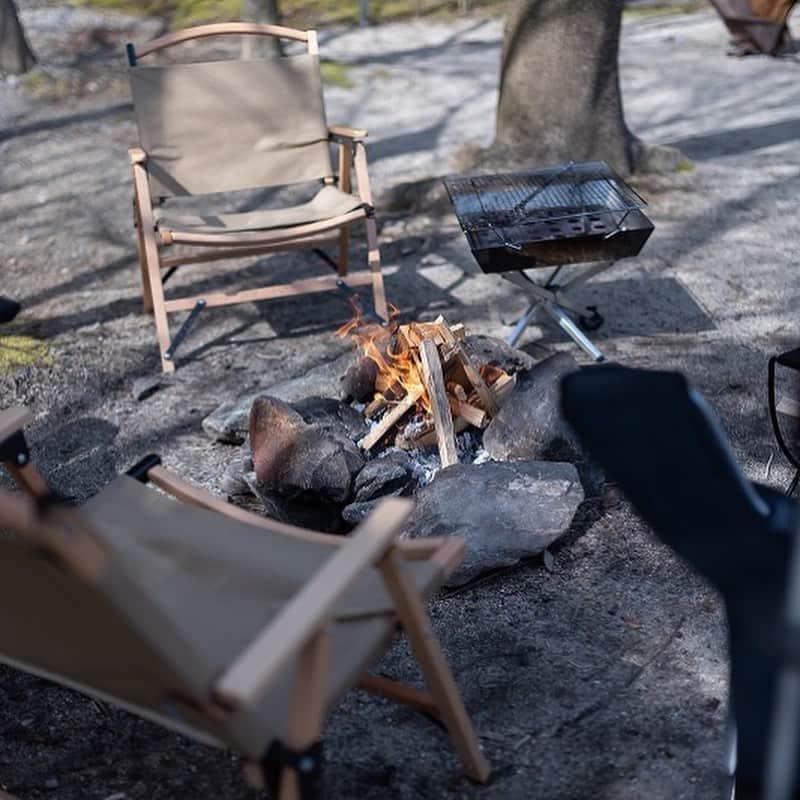キャンプ情報サイト［ランタン］さんのインスタグラム写真 - (キャンプ情報サイト［ランタン］Instagram)「CAMP SMILE STYLE ／ 新たなギアを手に、 挑むは新たなキャンプ飯 ＼ いろんなキャンパーのキャンプスタイルを現地取材と一般キャンパーからの投稿で数多く掲載してます。 . . 詳しくは @lantern.camp webサイトをご覧ください . . #camp #camping #outdoor #travel #trip #lantern_smile #nature #キャンプ #キャンプ用品 #アウトドア #テント #自然 #旅行 #キャンプ初心者 #キャンプ好きな人と繋がりたい #キャンプスタイル #LANTERN #キャンプギア #焚き火 #カーミットチェア #ユニフレーム #uniflame #us_1900 #ツーバーナー #snowpeak #冬キャンプ #ファミリーキャンプ #青川峡キャンピングパーク」12月14日 18時02分 - lantern.camp