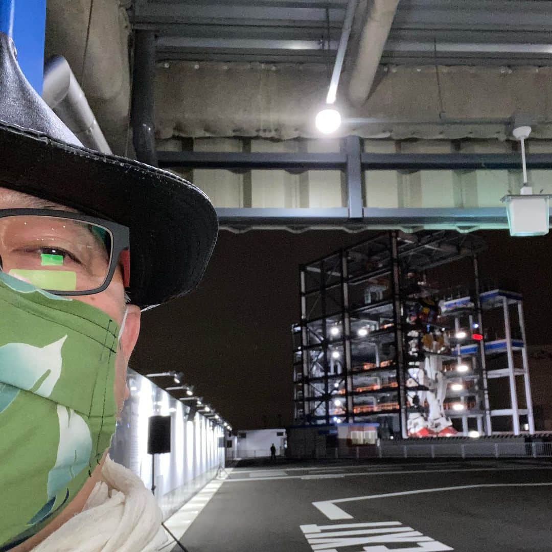 森田繁のインスタグラム：「ガンダム内覧会にお招きいただき、横浜山下公園へ。 港の夜景とガンダムの組み合わせはこいつ、ちょいとグッとくるものがあります。」