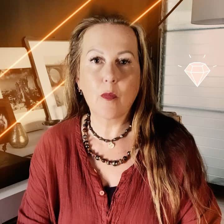 のインスタグラム：「Find out what treasures I shipped to Provence @retourdevoyage 🧚🏼‍♀️🎁🧚🏼‍♀️#shoplocal #france #tresors #treasures #cadeaux #noel #offrir #provence #artist #artistsoninstagram #jewelryasmedecinecm #bijoux」