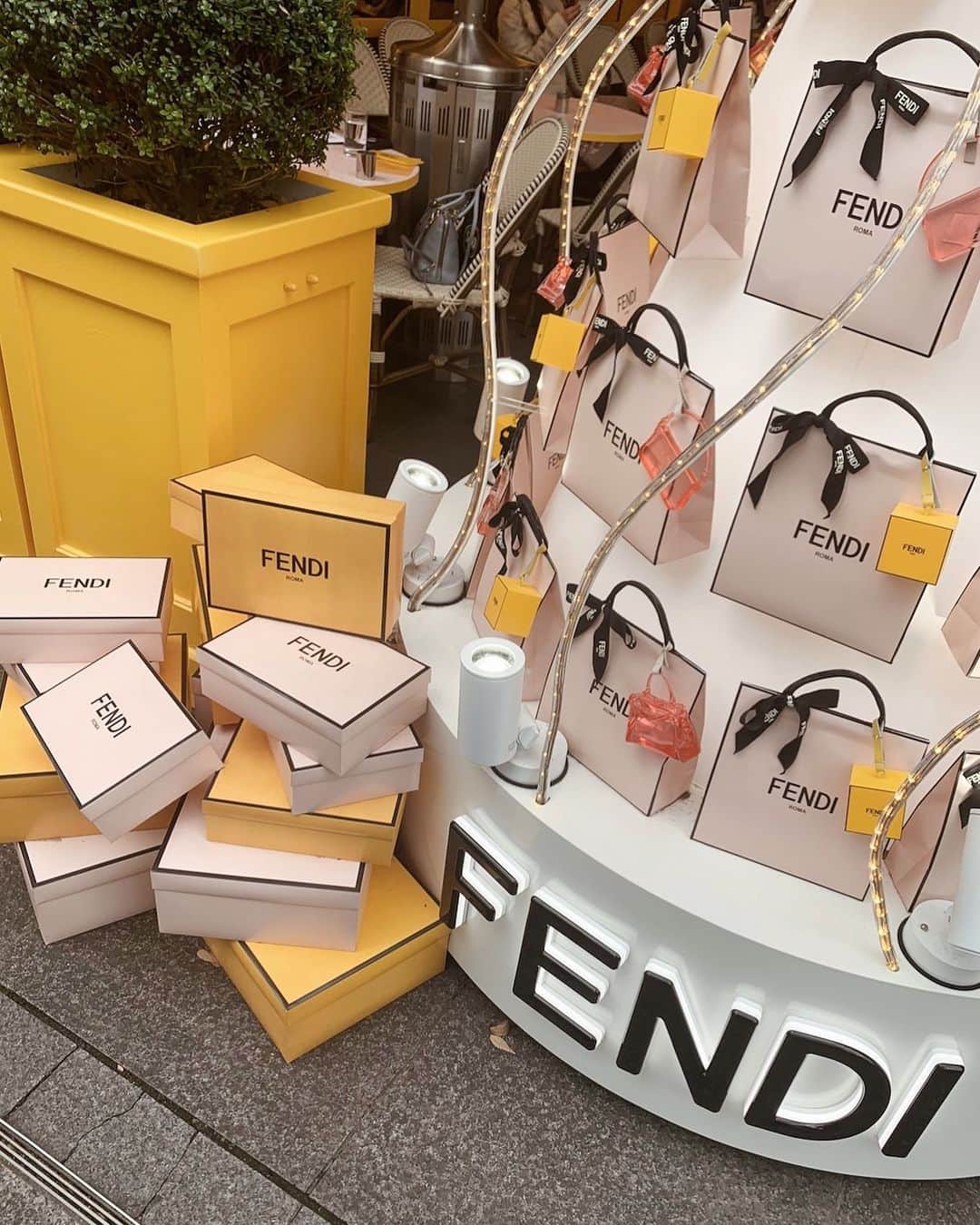 野村明日香のインスタグラム：「こんなん可愛すぎるやん🤦🏻‍♀️💛 #フェンディー #フェンディーカフェ#fendi #fendicafe」