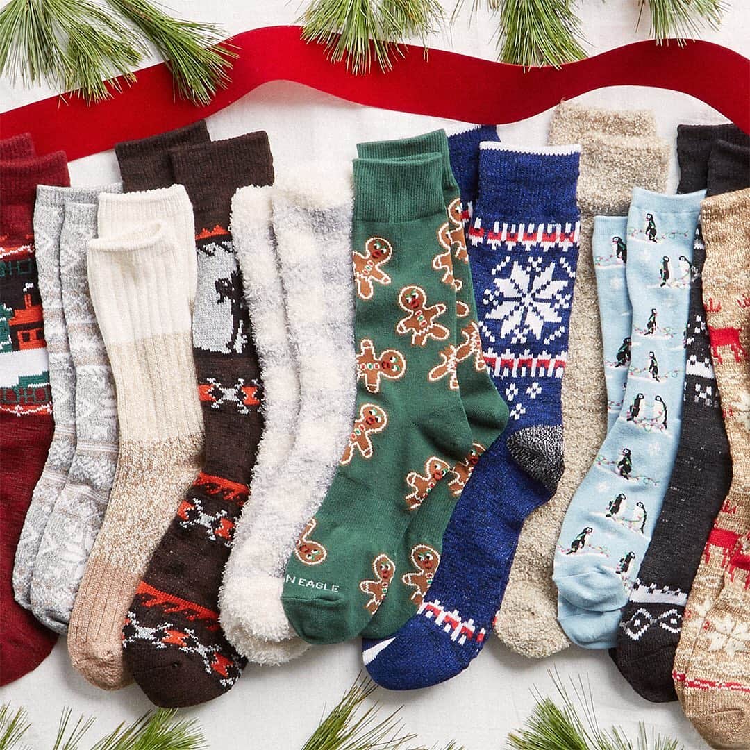 アメリカンイーグルのインスタグラム：「クリスマスのギフトの中で最も使えるアイテム： 毎年いつも購入して、買ってよかったなぁと喜ばれるのが、このクリスマス柄のソックス🎄 大切な人へのプレゼントに、可愛いクリスマスソックスを🎁   公式LINEをフォローしてスペシャルオファーなど様々な情報をゲットしましょう！☺   #AExME #AEJeans #AE #アメリカンイーグル #americaneaglejp」