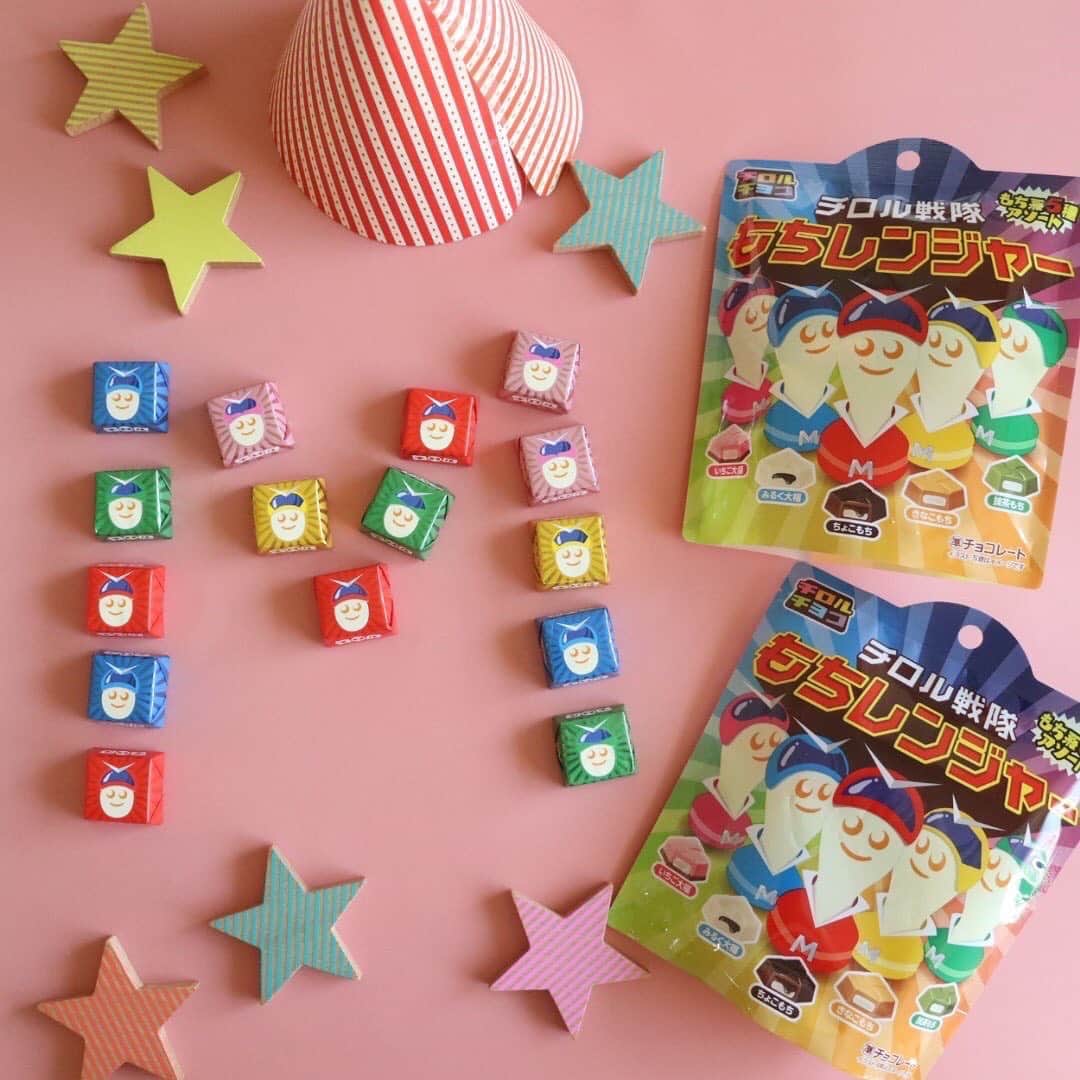 チロルチョコのインスタグラム：「＼セブン－イレブンにて販売／ ﻿ チロル戦隊もちレンジャーのご紹介です🦸‍♀‍✧︎ ﻿  ﻿ モチモチ好きにはたまらない😍💭﻿ もちグミ入りチロルチョコが大集合🙌🏻💕  ﻿ 定番フレーバーの ➤抹茶もち（2個） ➤きなこもち（2個） そして、*限定の ➤いちご大福（2個） ➤みるく大福（2個） ➤ちょこもち（2個） ﻿ ﻿ もちグミを使用した5種類のチロルチョコを集めちゃいました👩‍❤‍👩 ﻿  5種類それぞれ異なる味のもちもち食感が楽しめますよ💁‍♀‍ ﻿  ﻿   ﻿ ※お取り扱いのない店舗もございます。 また、商品がなくなり次第、販売終了とさせて頂きます。 予めご了承ください🙇‍♂‍ ﻿  ﻿ ﻿ ﻿ #tirol #tirolchoco #チロルチョコ #チロル #チョコレート #おやつタイム #chocolate #限定商品 #セブンイレブン  #おうちカフェ  #おやつの時間  #chocolatelover  #shopチロルチョコ#新発売  ﻿」
