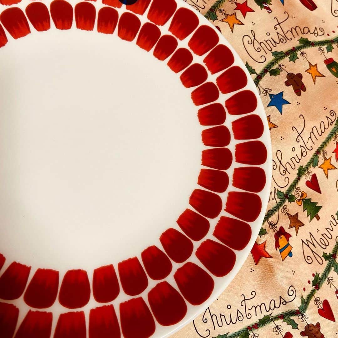 高橋美帆さんのインスタグラム写真 - (高橋美帆Instagram)「赤もきれい❤️❤️ 発色豊かな食器増えてきたよ🎅🤍 一緒に陶芸しに行ってくれる人募集中です🙏  #ittala #イッタラ #arabia  #トゥオキオ #トゥオキオレッド #トゥオキオ24h」12月14日 18時10分 - miho_takahashi_39