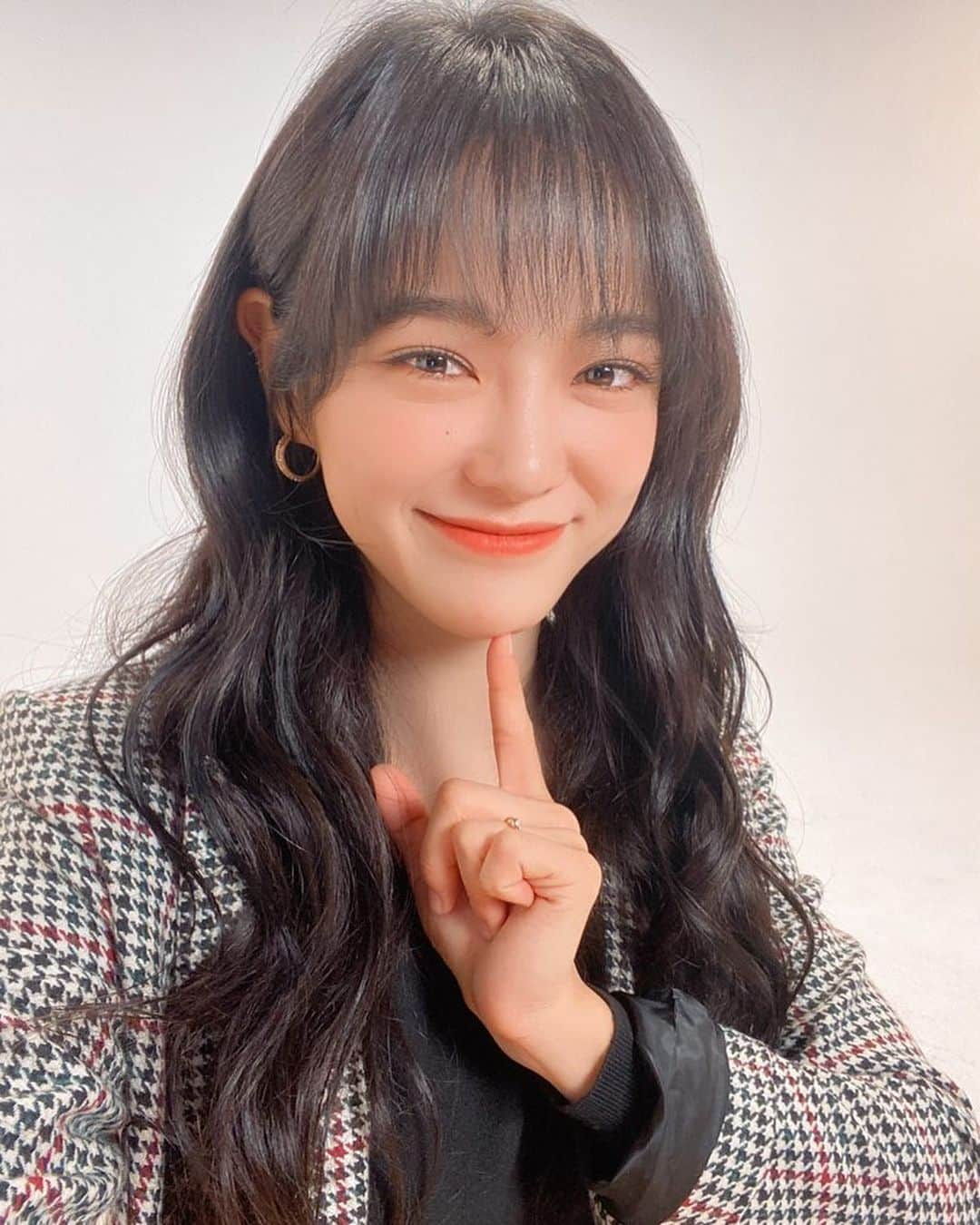 キム・セジョン（Gugudan SeMiNa）さんのインスタグラム写真 - (キム・セジョン（Gugudan SeMiNa）Instagram)「언니 언니 뭘 못기다리Jㅛ?  @rachel_mypark #busted #KimseJeong #범인은바로너 #범인은바로나」12月14日 18時10分 - clean_0828