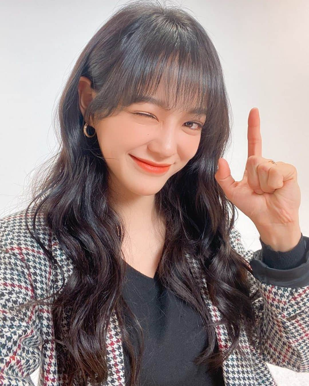 キム・セジョン（Gugudan SeMiNa）さんのインスタグラム写真 - (キム・セジョン（Gugudan SeMiNa）Instagram)「언니 언니 뭘 못기다리Jㅛ?  @rachel_mypark #busted #KimseJeong #범인은바로너 #범인은바로나」12月14日 18時10分 - clean_0828