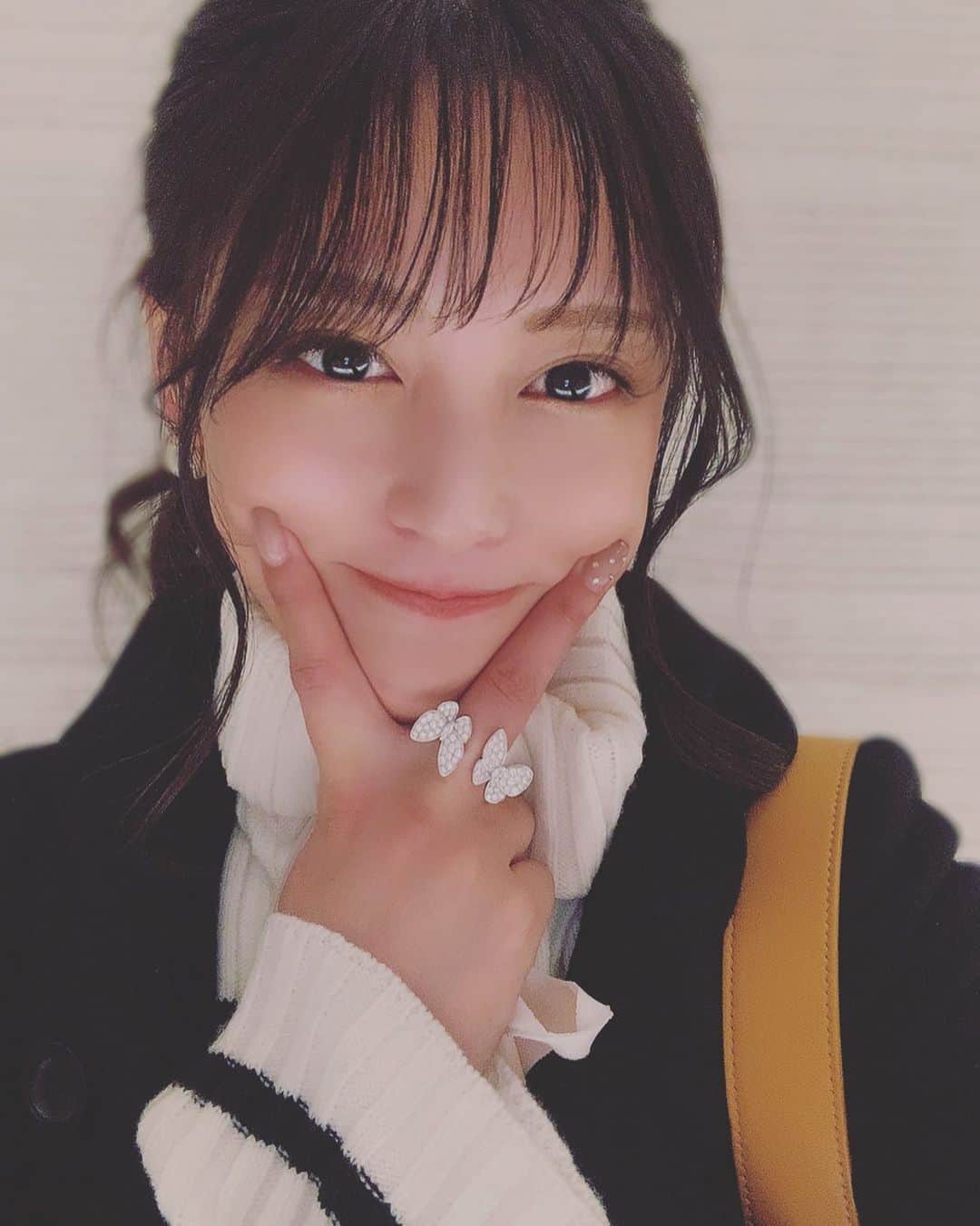 のインスタグラム：「. . 今年もあとちょっとや☃️☃️☃️ . . 年末頑張りましょうね🦙🦙🦙♥️ . . わたしのサンタさんは どこにいるのやら 行方不明♥️🎅🎁 . . 今年はサンタさんに なることを頑張ります…🎄🌟 . . わんこ達には何あげようかな💝 . . ##### #北新地#祇園#ホステス#キャバ嬢#クラブ#クラブザコート#韓国女優になりたい#キムジウォンになりたい#田中みな実になりたい#ノーカラコン#ナチュラルメイク#韓国ヘア#シースルーバング#ポニーテール#冬#12月#年末」