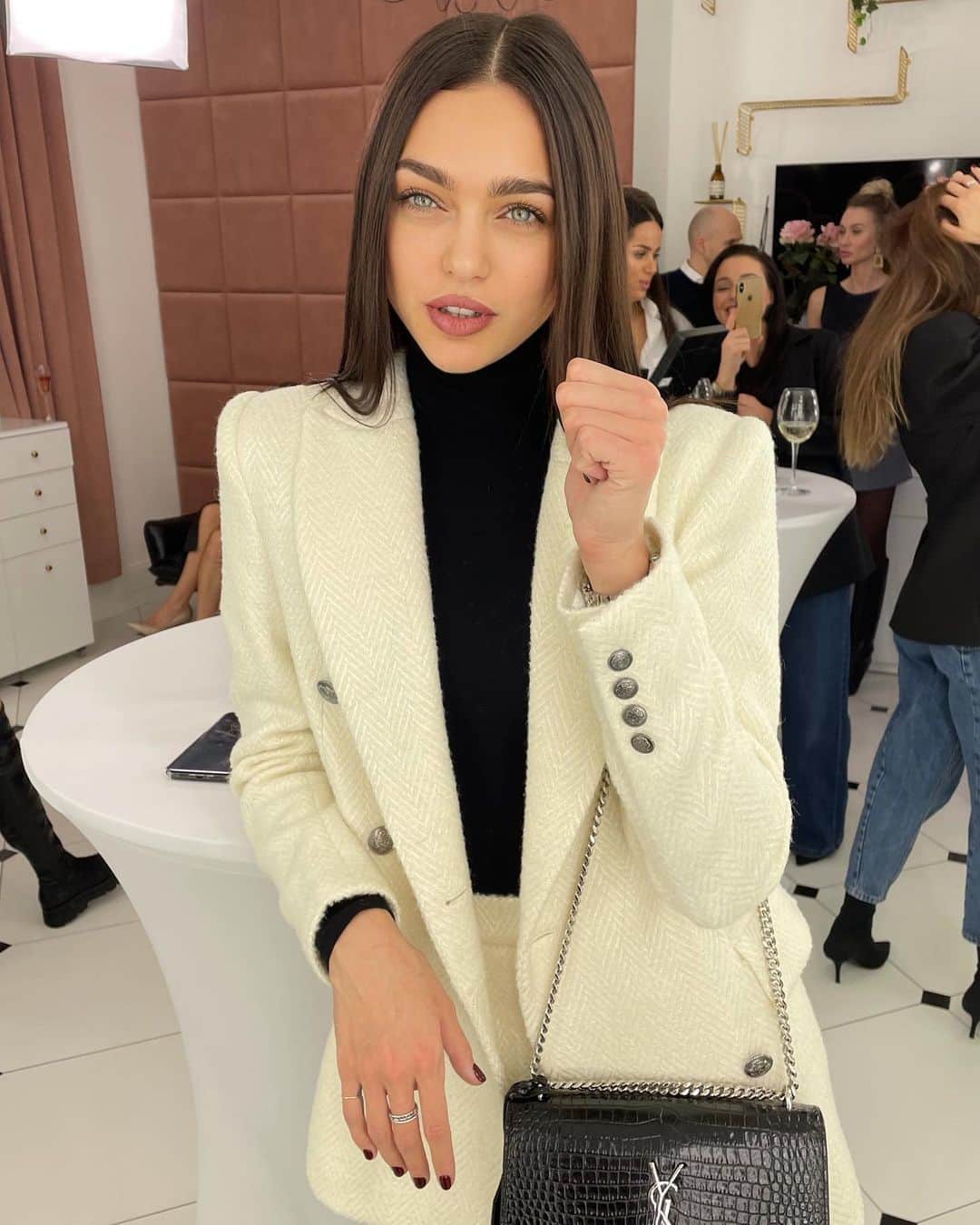 Zhenya Katavaのインスタグラム：「Сфотографируй меня 🤗.   На открытии Салона Красоты @maison_de_catherine  пыталась быть красивой 🪄」
