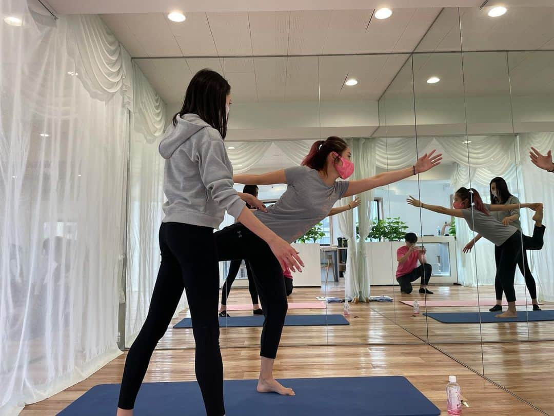 ライ・チャンさんのインスタグラム写真 - (ライ・チャンInstagram)「ヨガ🧘‍♀️体の硬さ伝わるっ てか、これなにポーズだっけ？ . とにかく、体幹と太ももめっちゃ鍛えられるし、ストレッチ多いから、終わったあと毎回すっきりする！！ . ありがとうございました^ ^ . #ライチャン#Tarzan#たーとれ女子部#ライチャンスタイル」12月14日 18時16分 - laichan.official