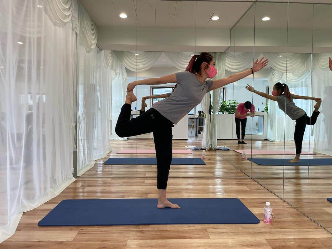 ライ・チャンのインスタグラム：「ヨガ🧘‍♀️体の硬さ伝わるっ てか、これなにポーズだっけ？ . とにかく、体幹と太ももめっちゃ鍛えられるし、ストレッチ多いから、終わったあと毎回すっきりする！！ . ありがとうございました^ ^ . #ライチャン#Tarzan#たーとれ女子部#ライチャンスタイル」